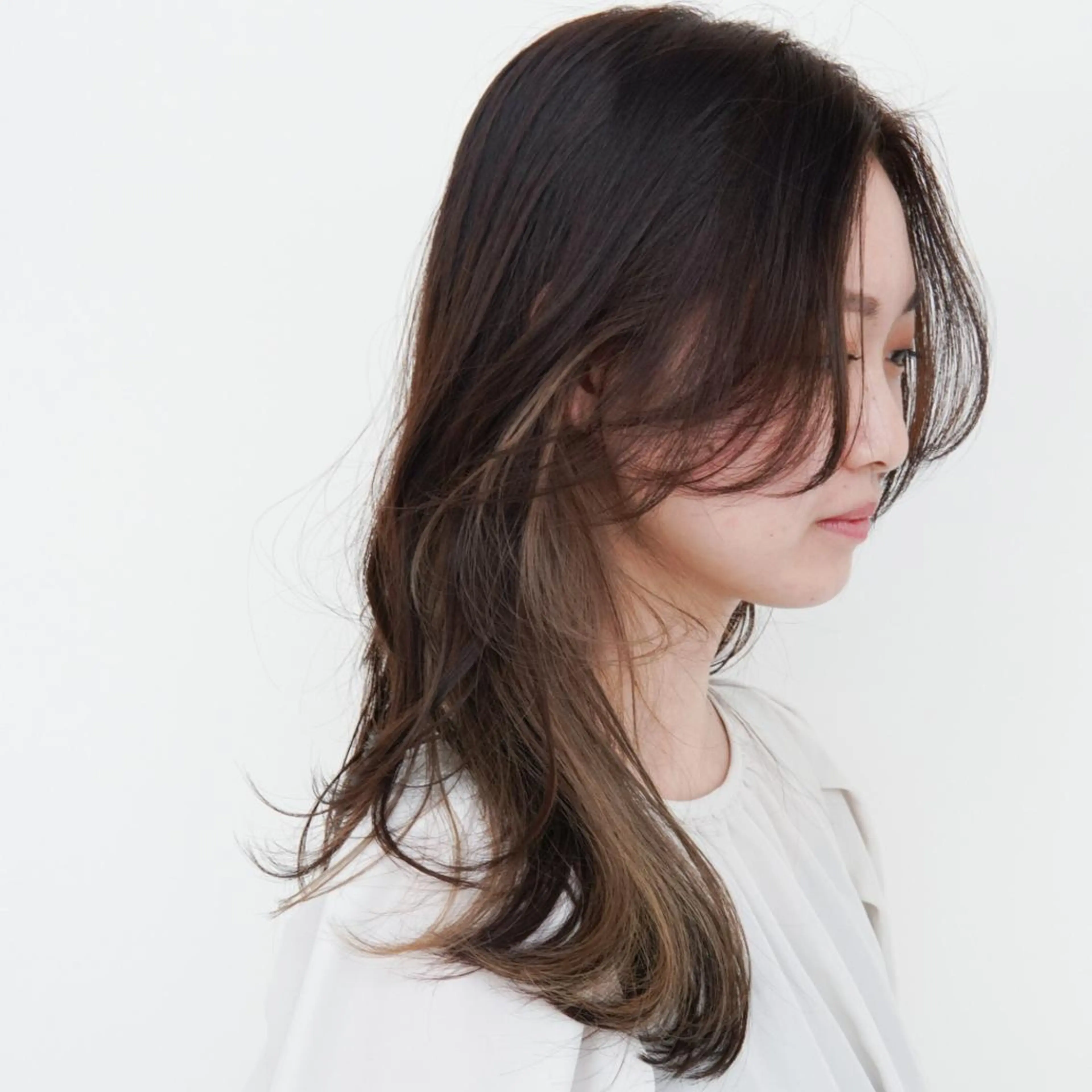 ミディアム カラー ベージュカラー イヤリングカラー レイヤーカット ミタニ/髪質改善 /レイヤーカットのヘアスタイル