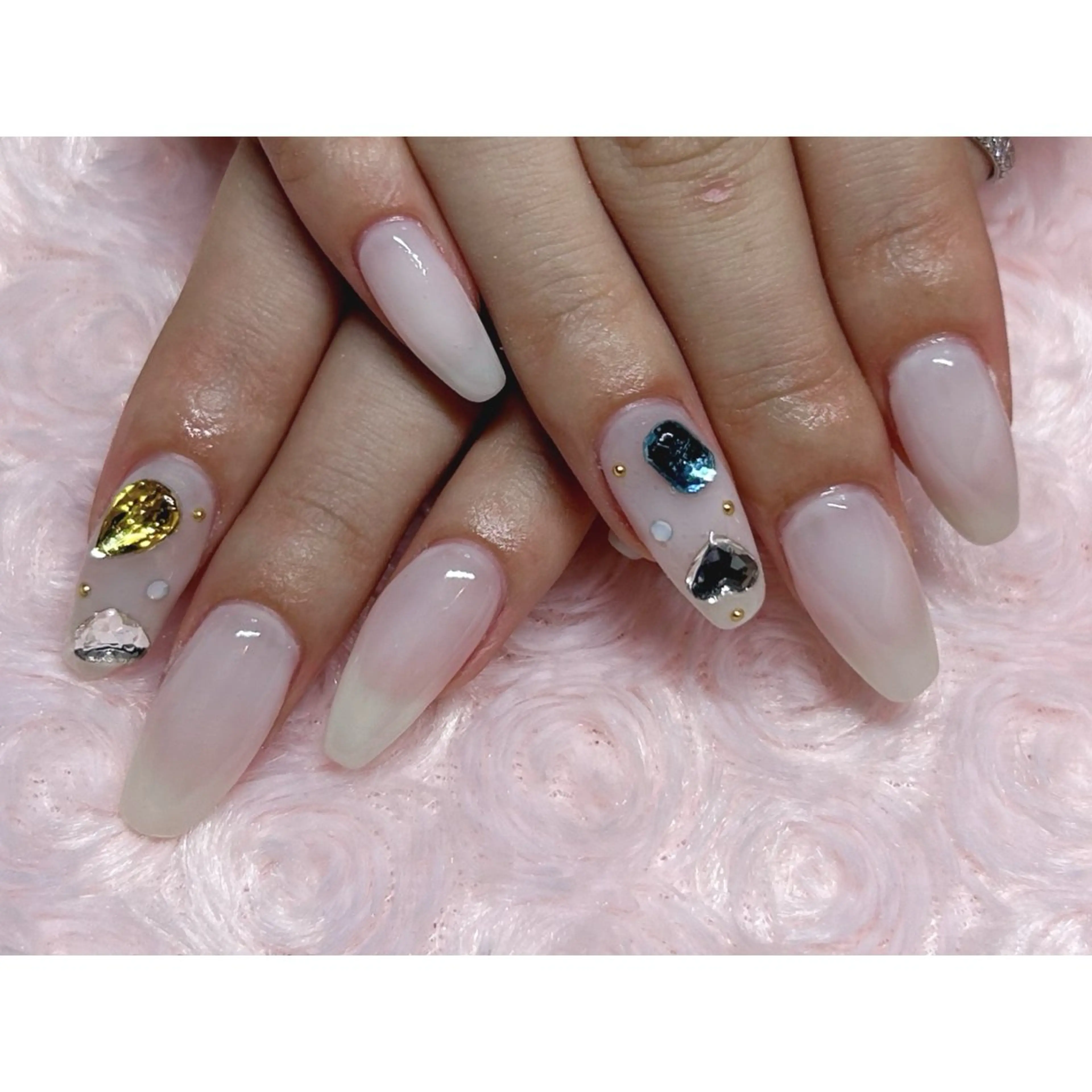 ネイル ストーンネイル ハンドネイル 横浜駅東口 🐬🫧 ｵｰﾀのネイルデザイン