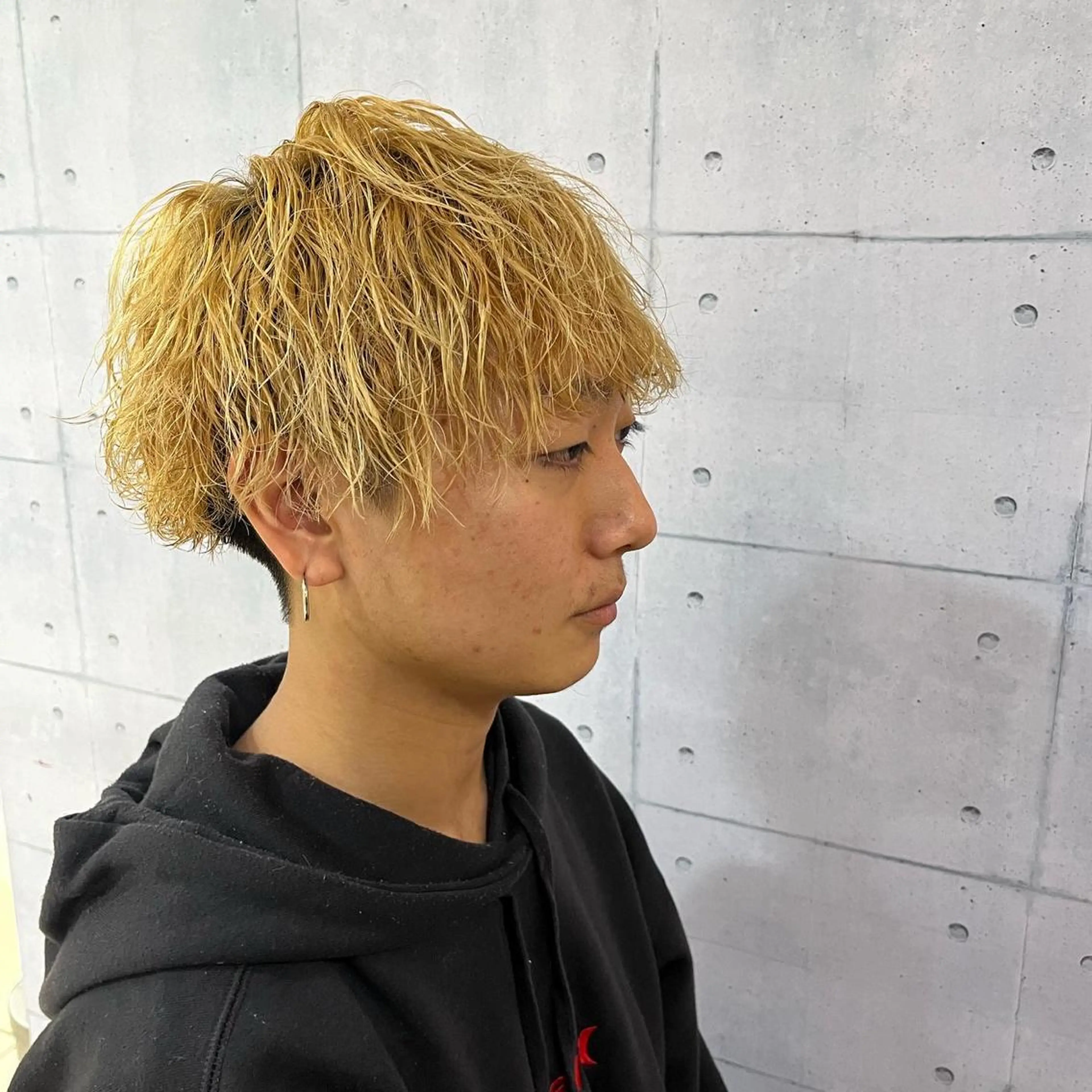 ショート カラー パーマ ブリーチ ハイトーンカラー スパイラルパーマ カット ヘアカラー パーマ 韓国風メンズ/毛流れ ヘアなら須田龍世のヘアスタイル