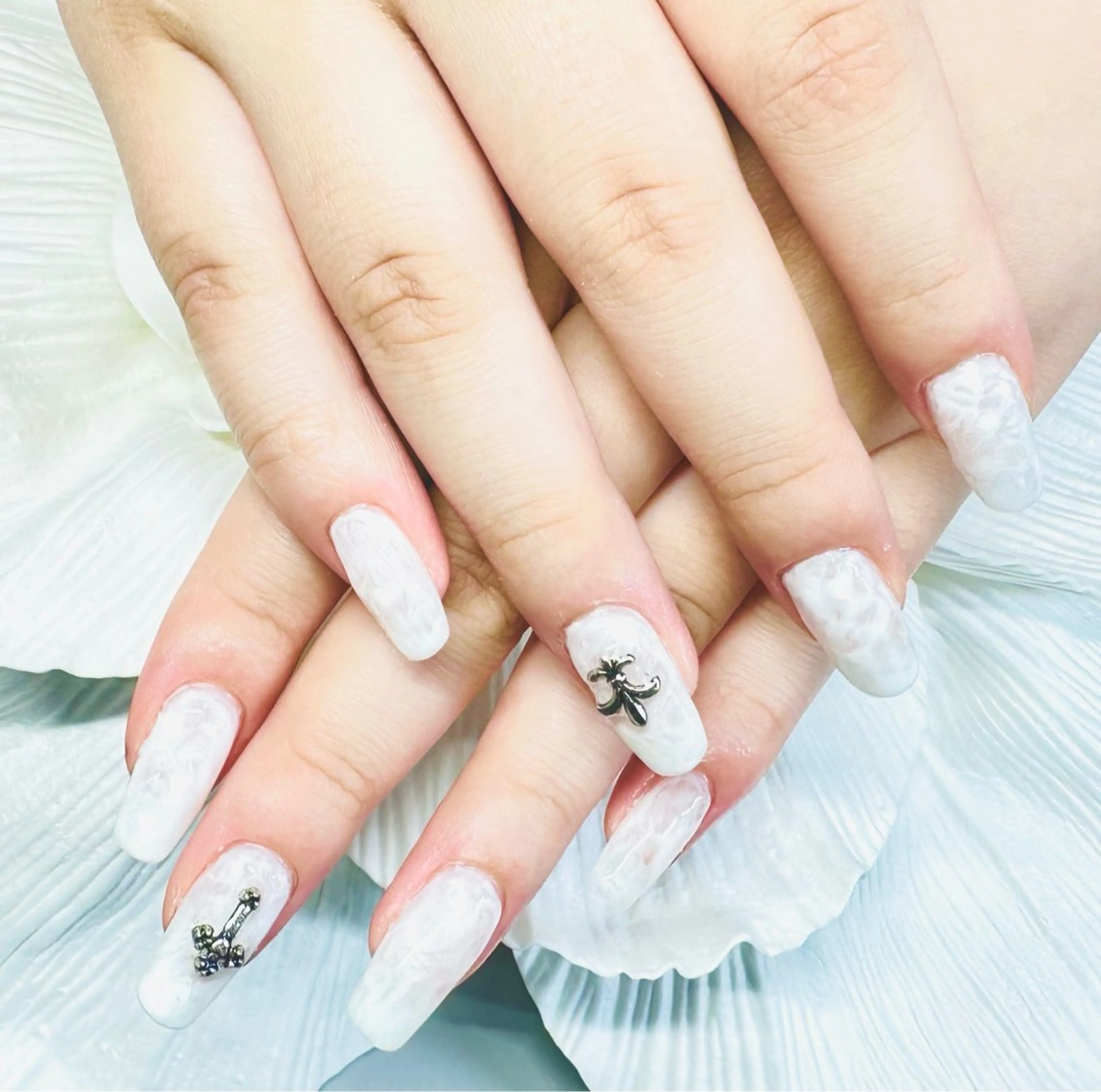 ネイル 大理石ネイル(マーブル) 持ち込み ホワイト キラリネイル 本厚木のネイルデザイン