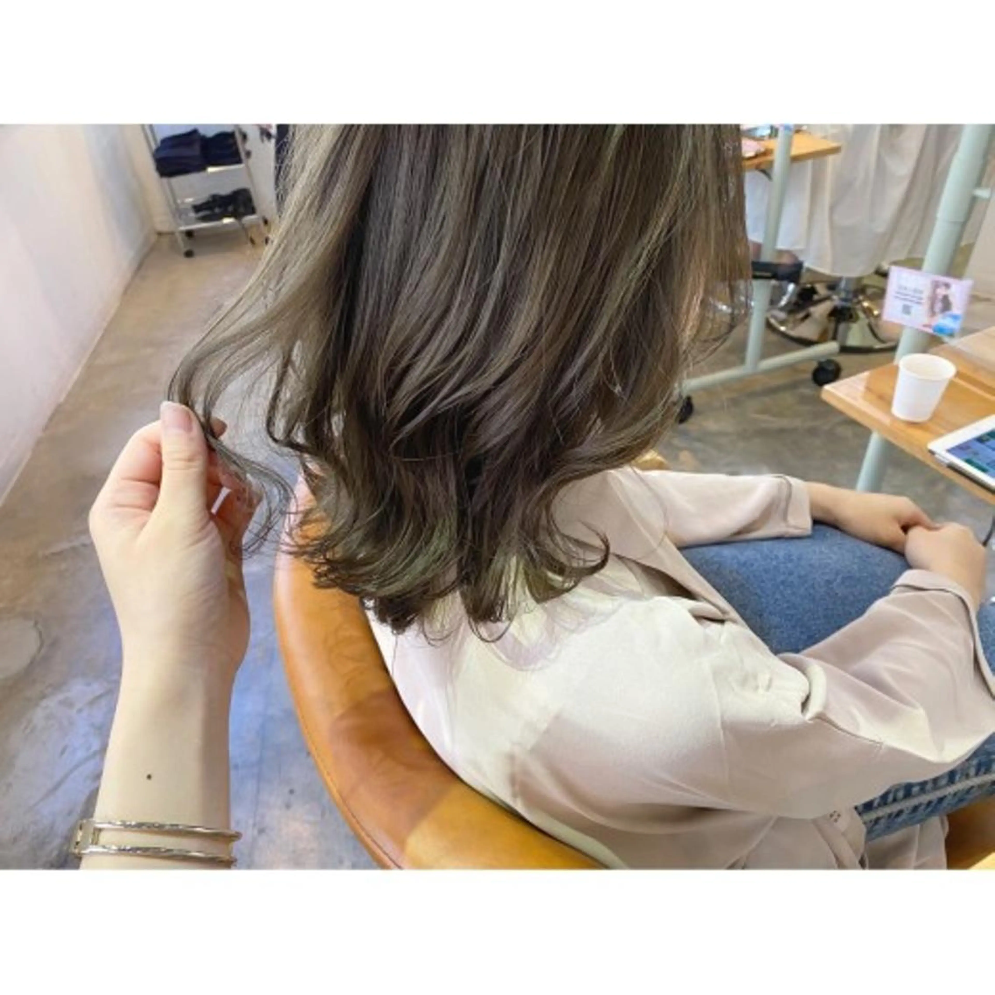 ミディアム カラー ミディアムパーマ アッシュ アッシュブラウン ベージュカラー 黒髪 newi hauoli札幌駅前のヘアスタイル