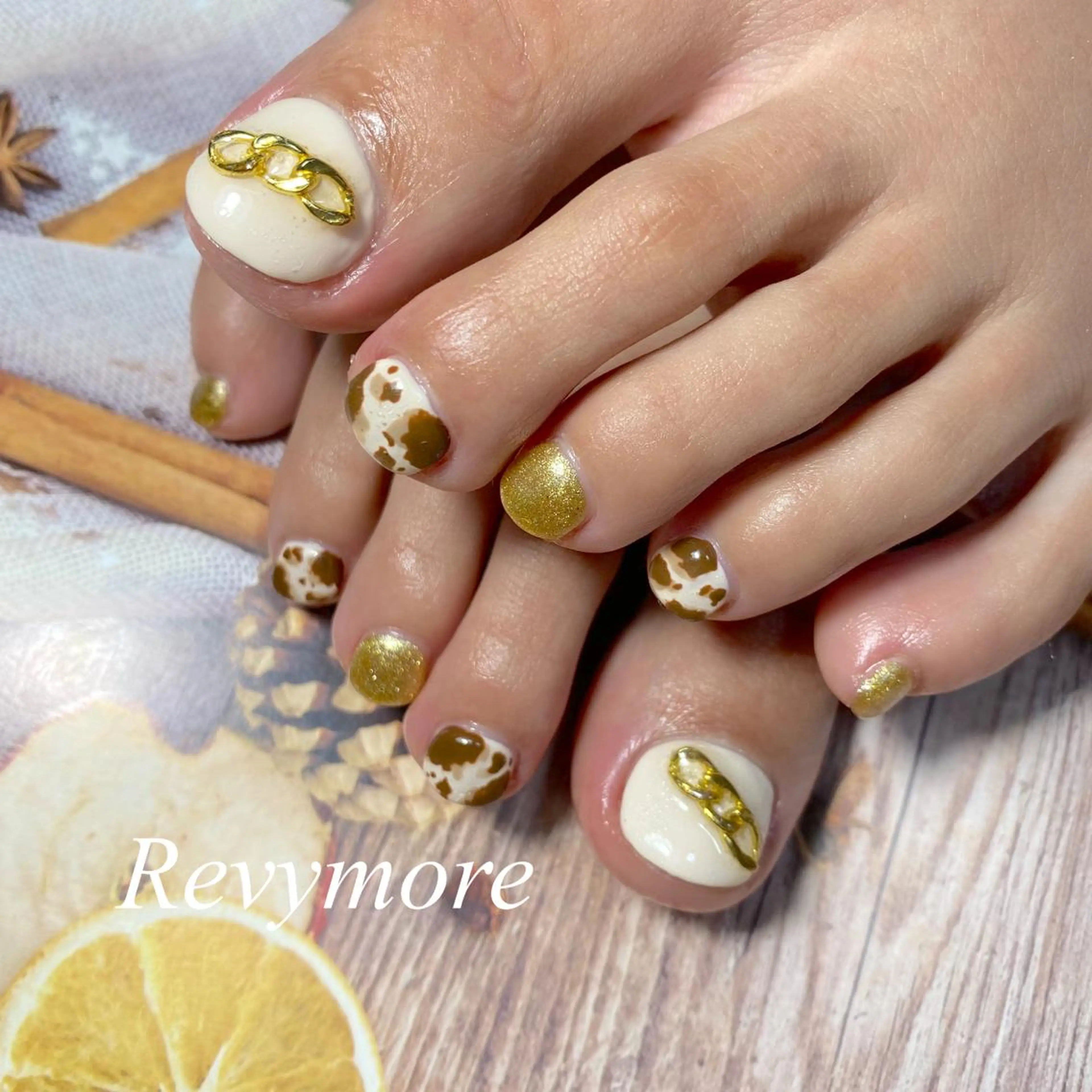 ミディアム ネイル フットネイル ジェルネイル ニュアンスネイル オフィスネイル シンプルネイル nail salon Revymore所属・nail salon Revymoreのネイルデザイン
