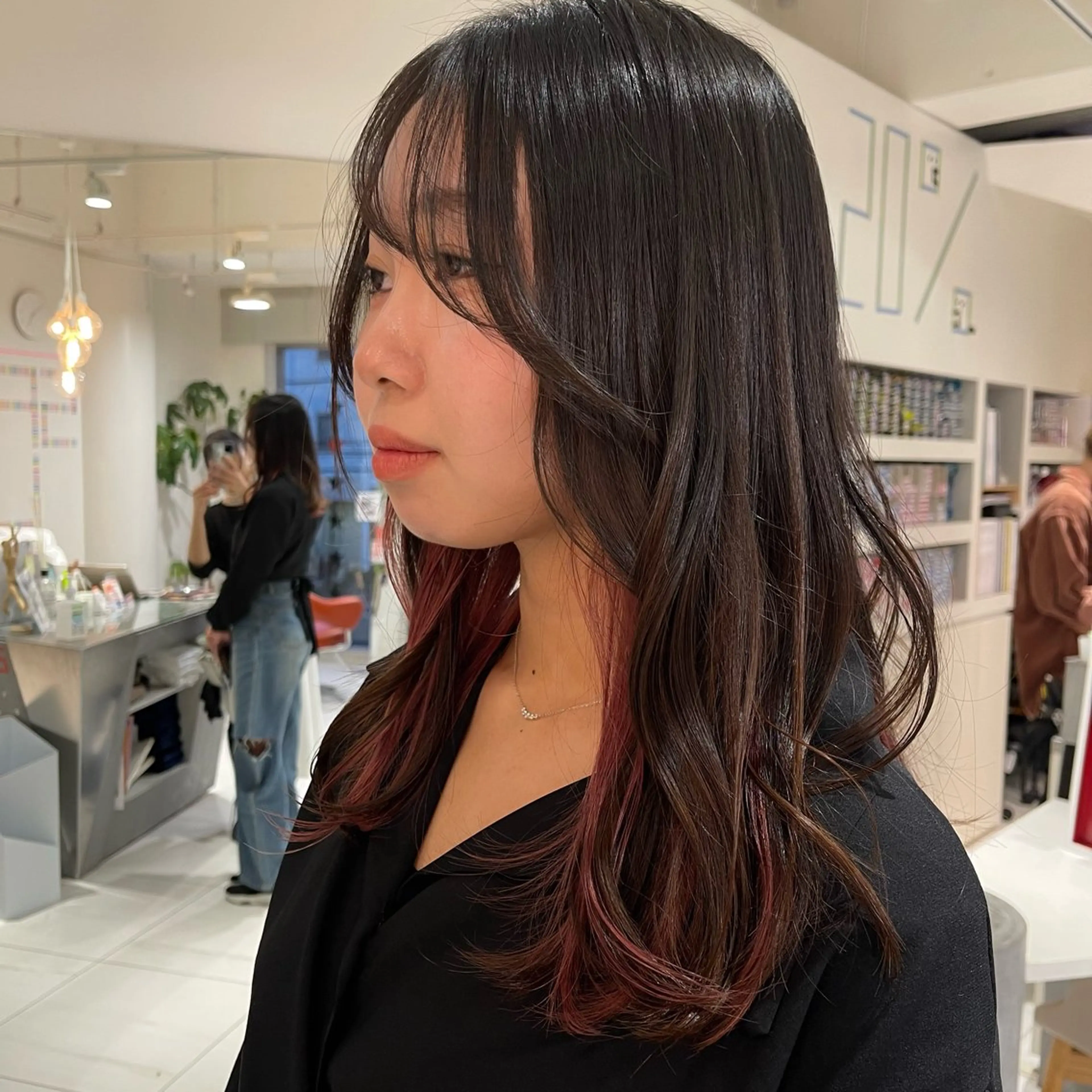 セミロング カラー ブリーチ インナーカラー ピンクカラー 由比藤理子 ブリーチカラー🌈のヘアスタイル