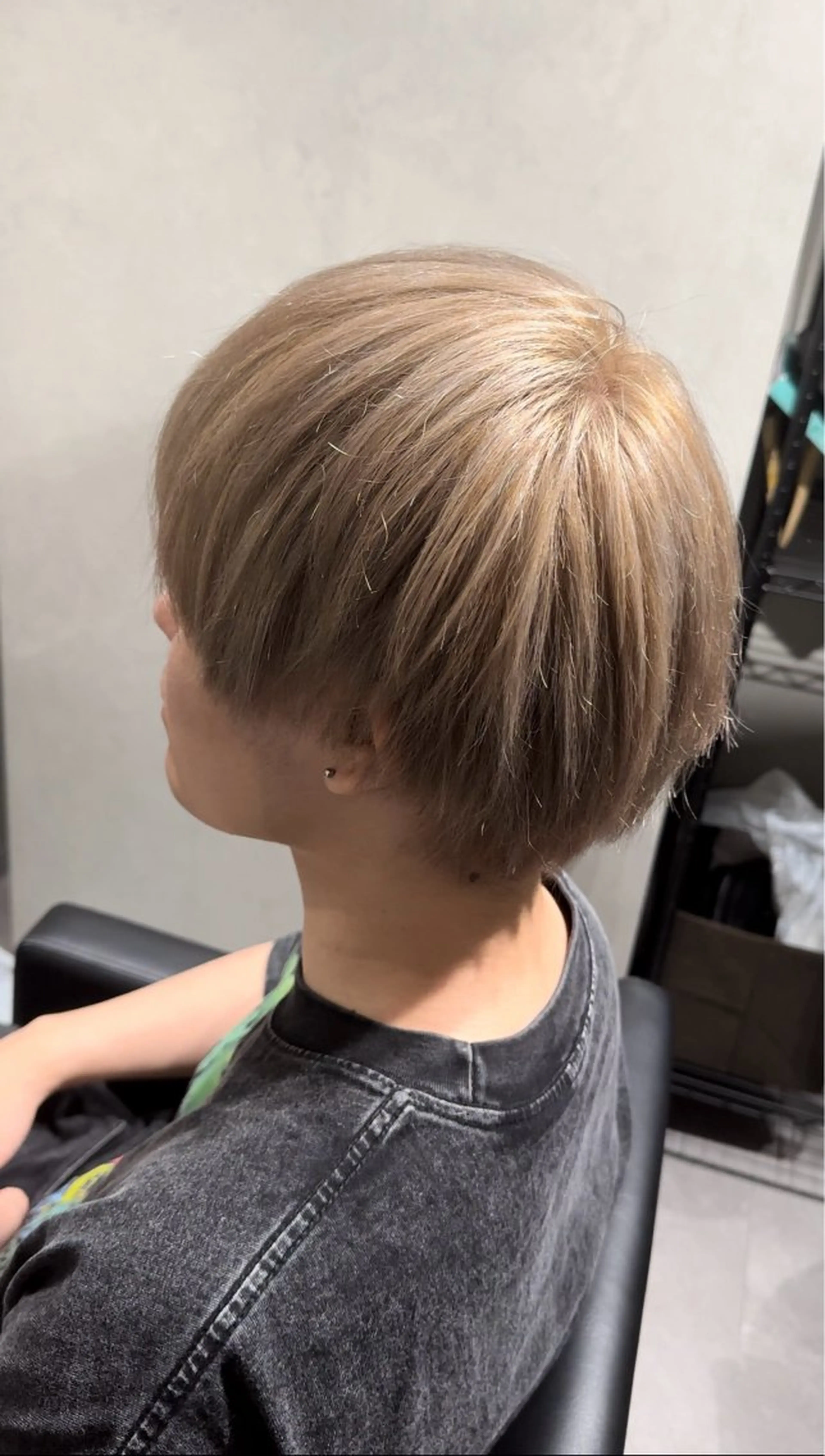 メンズ 奥本 侑 ハイトーン、髪質改善のヘアスタイル