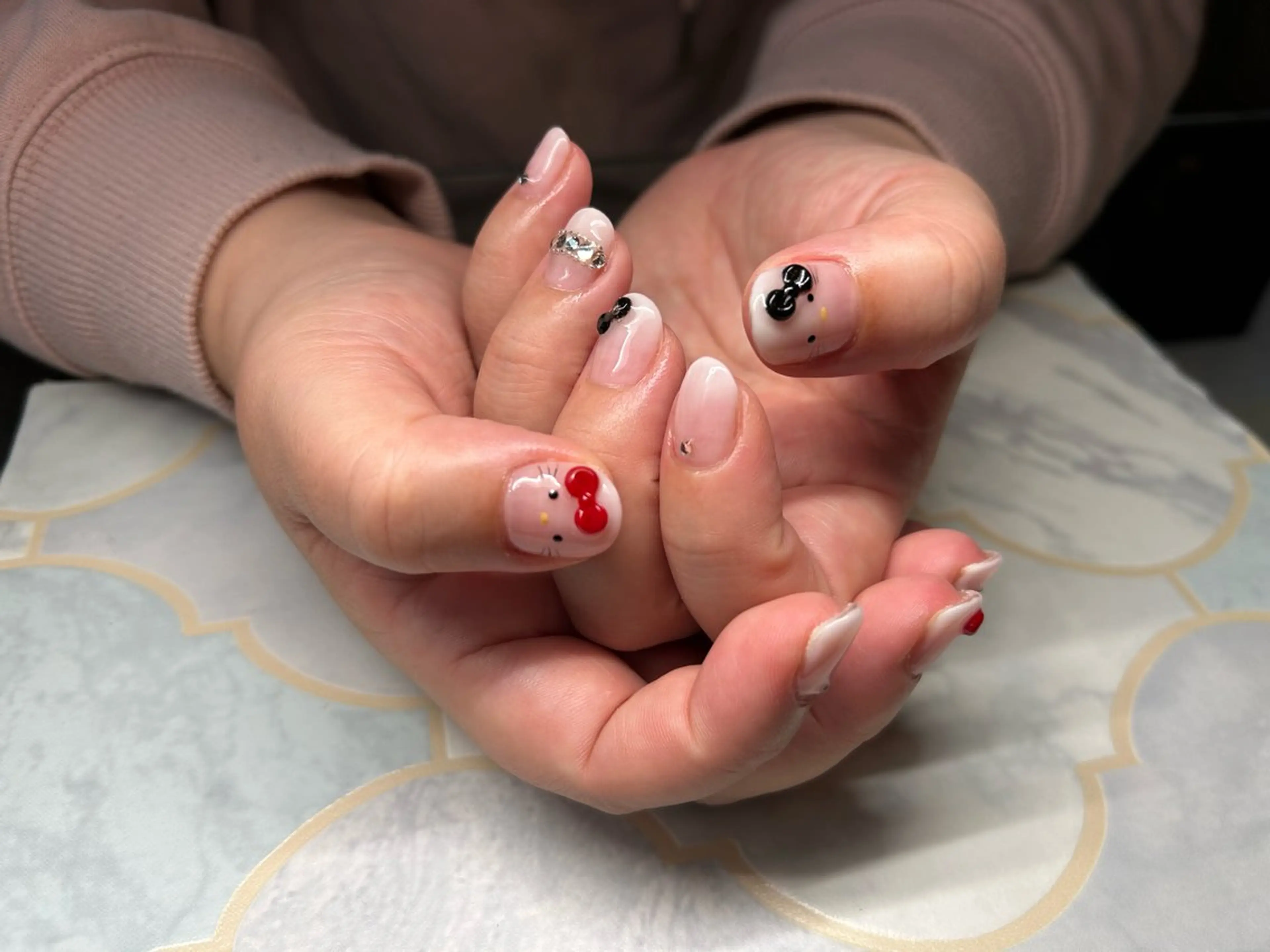 ネイル ストーンネイル ハンドネイル Lisa’s Salonのネイルデザイン