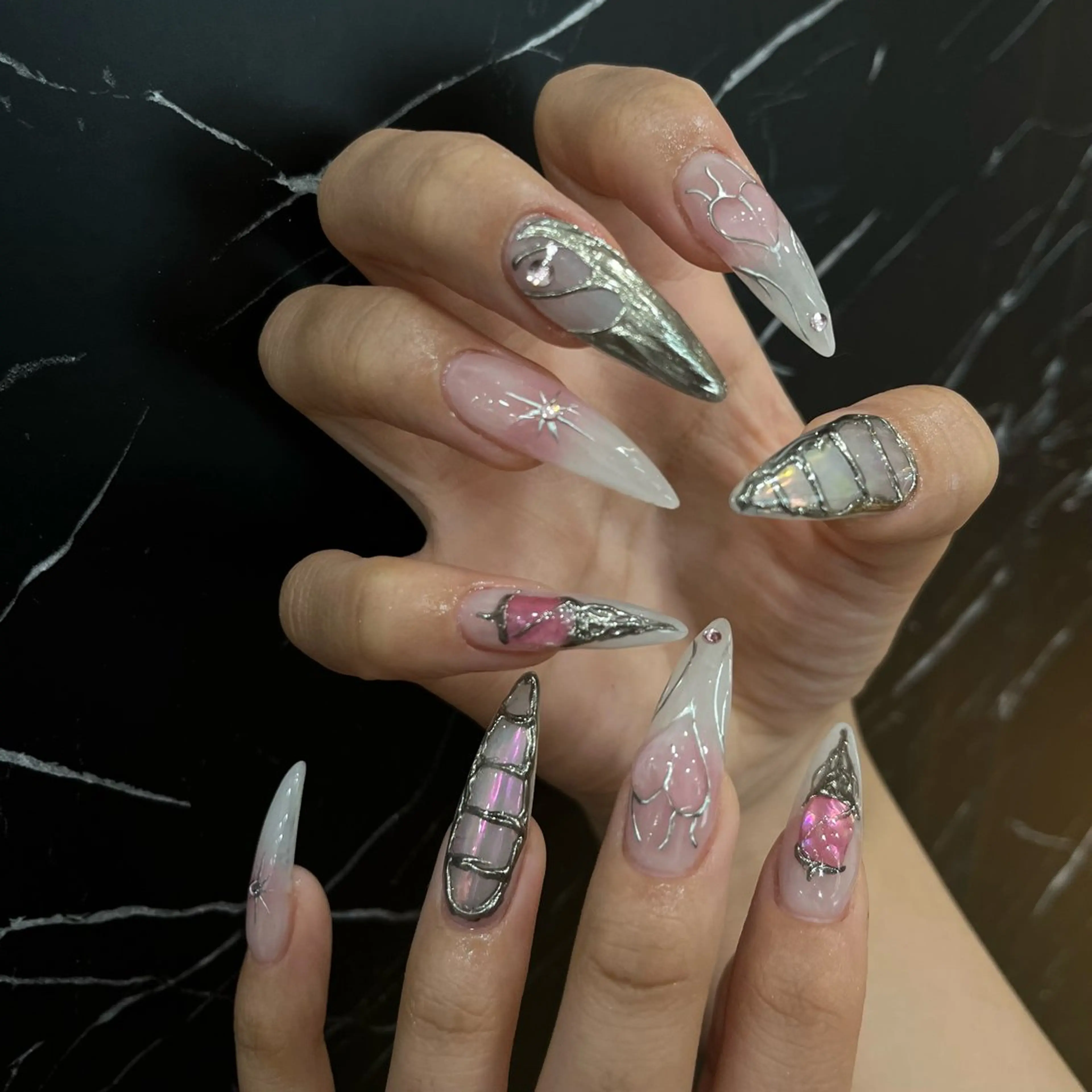 ネイル アートネイル 長さ出し ミラーネイル シルバー moca 心斎橋店所属・moca心斎橋店 Aina🐈⬛🤍のネイルデザイン