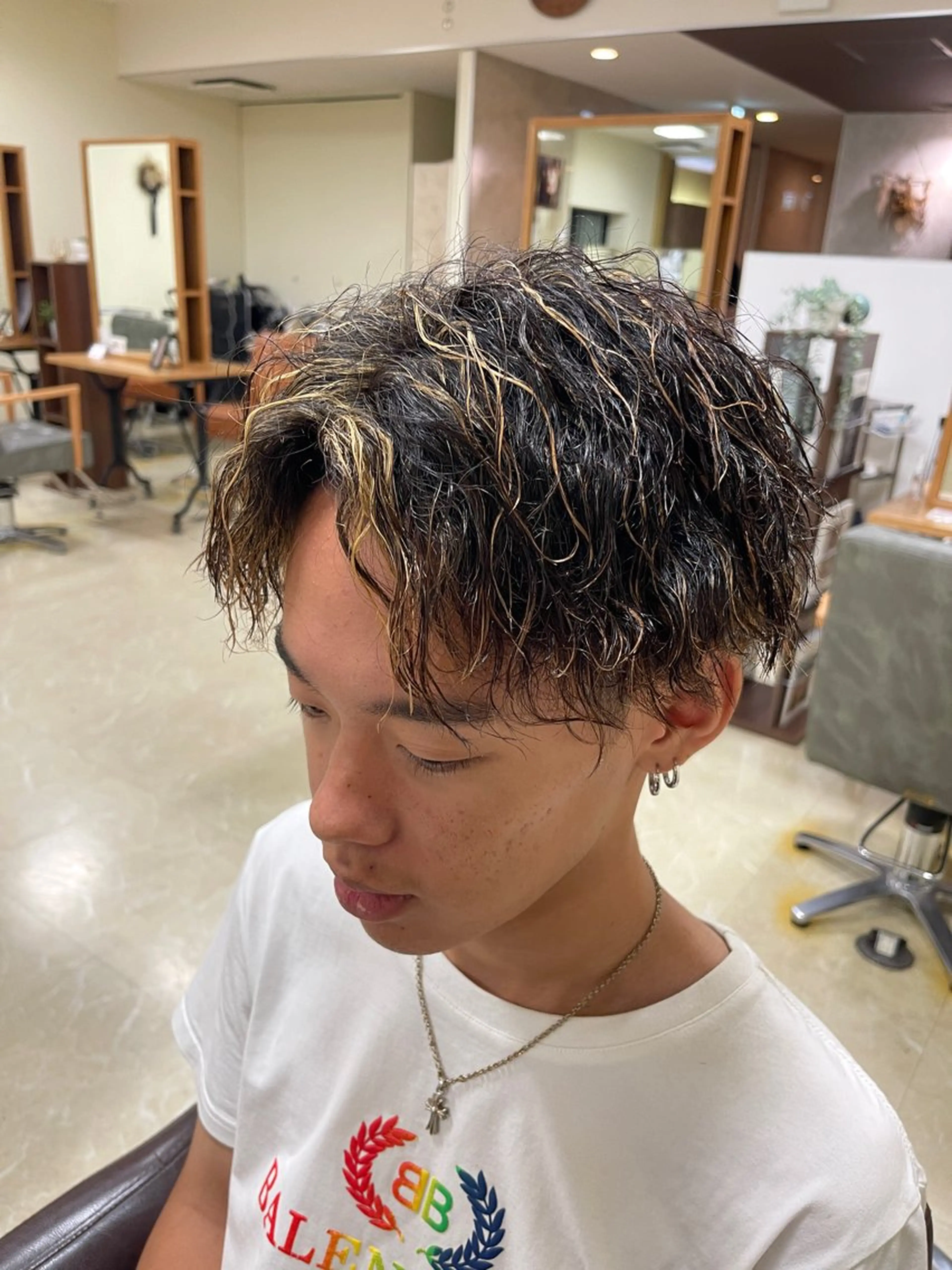 ショート カラー パーマ メンズ メンズハイライト メンズパーマ ツイストスパイラルパーマ ハイライトカラー ハイライト CARE SHINSAIBASHI所属・縮毛・酸性ストレート 専門 今井のヘアスタイル