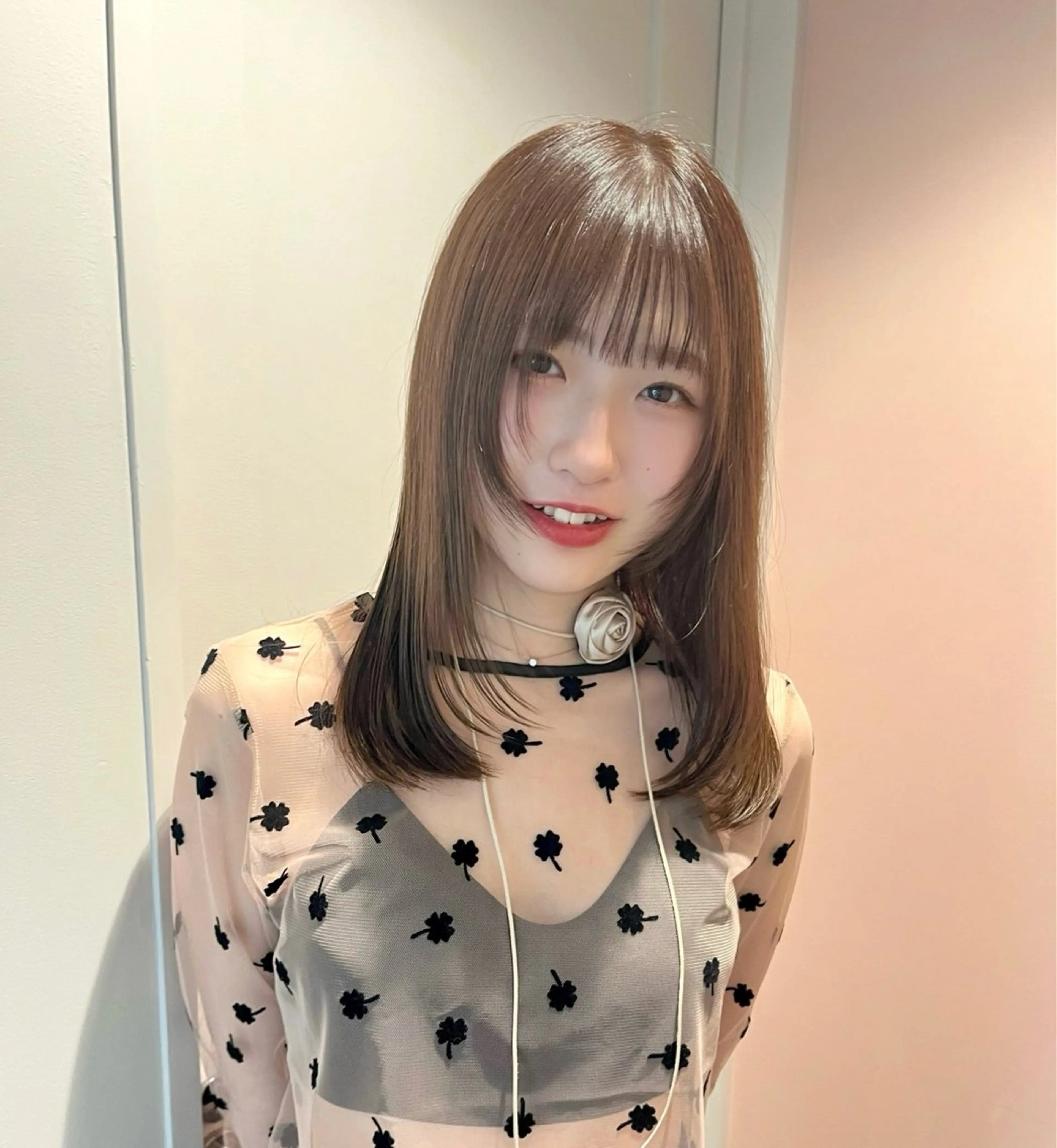 ロング カラー ベージュカラー 顔周りカット レイヤーカット ナツミ/透明感カラー /酸性ストレートのヘアスタイル