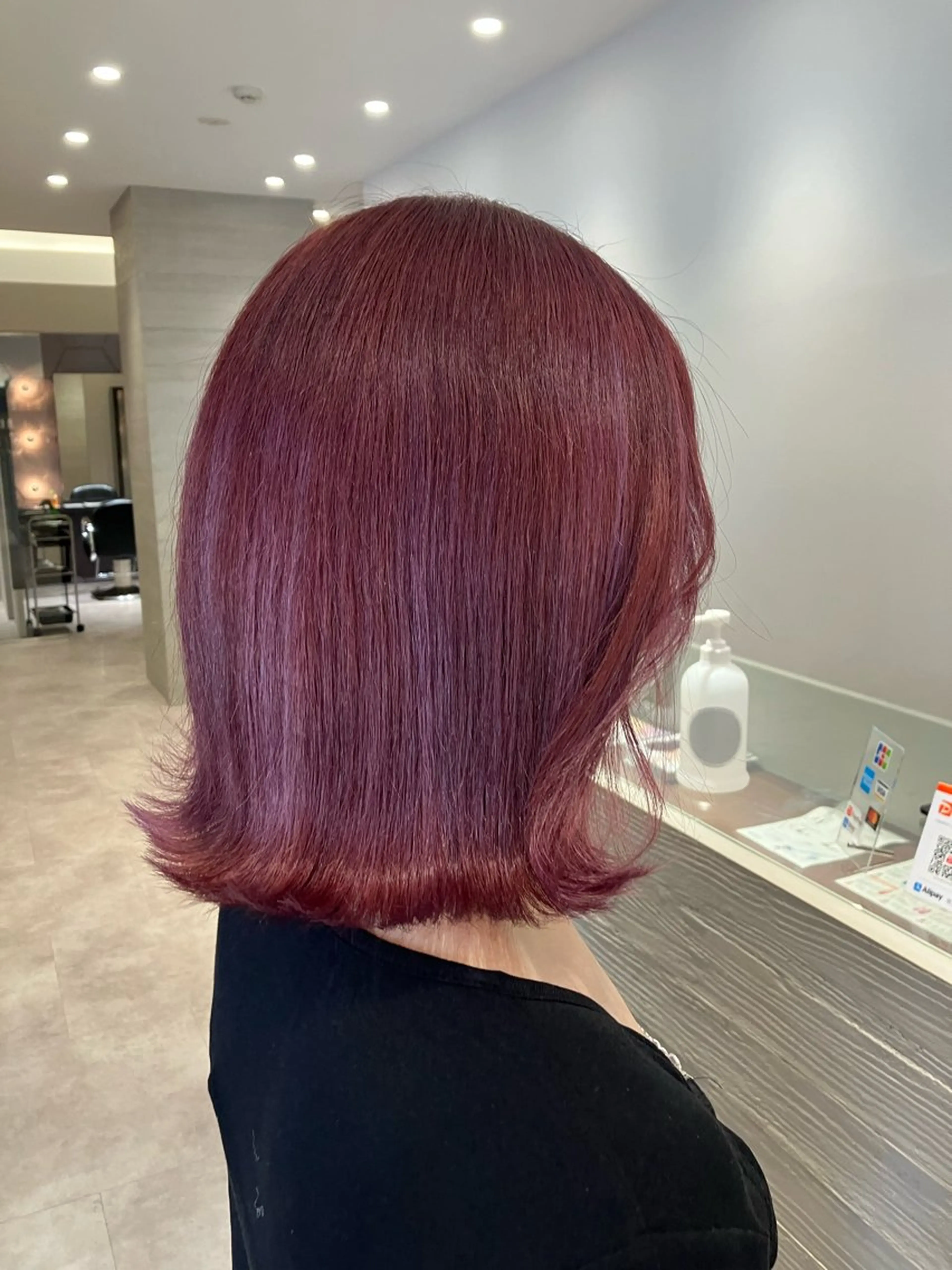 ミディアム カラー ブリーチ ピンクカラー ボブ 外ハネヘア サキ🤍ハイトーン 🩰くびれ巻きヘアのヘアスタイル