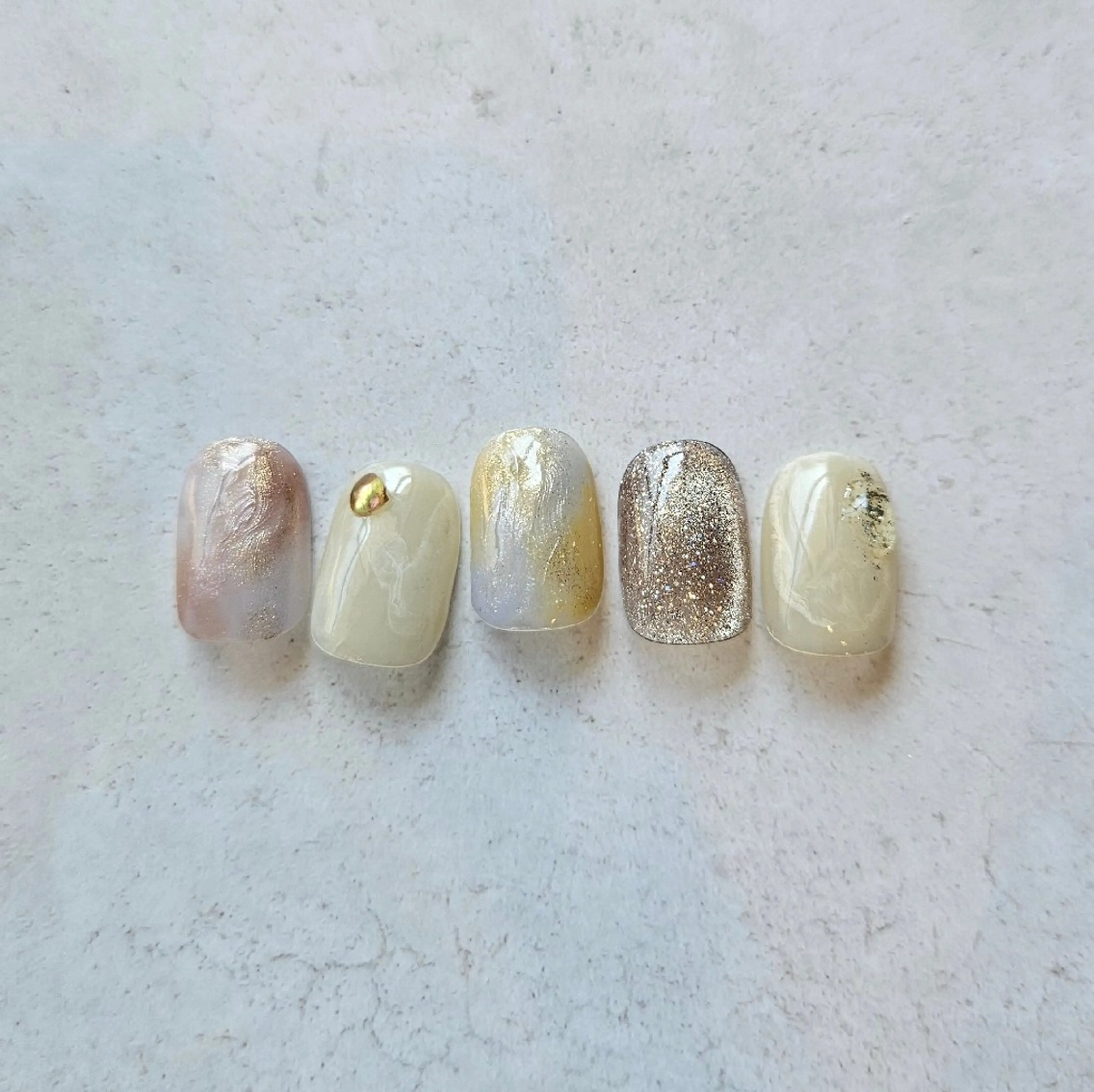 ネイル キラキラネイル マグネットネイル 大理石ネイル(マーブル) 春ネイル ホワイト ハンドネイル Nailsalon manoのネイルデザイン