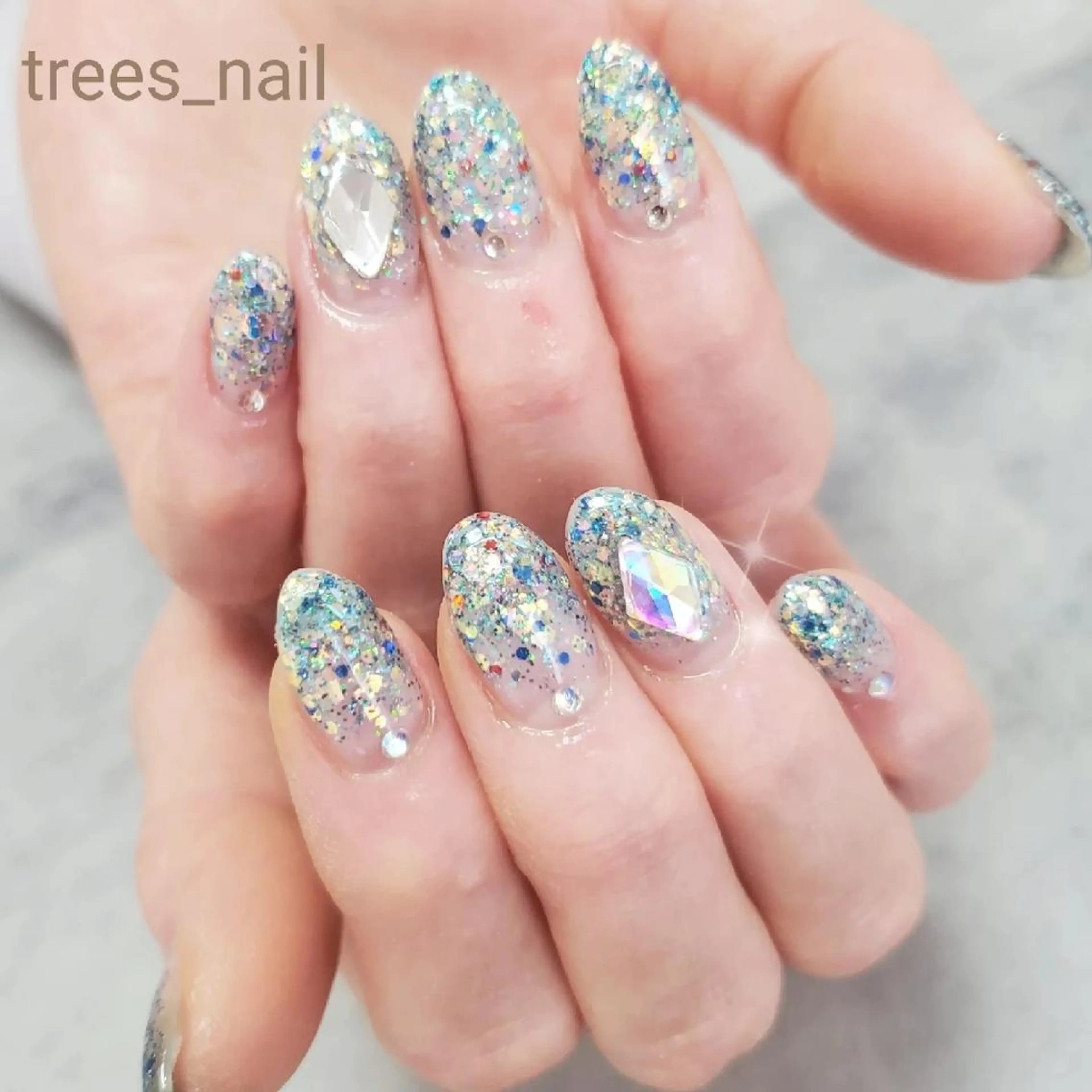 ネイル ブルー グラデーション グリーン キラキラネイル ラメ(グリッター) trees_ nailのネイルデザイン