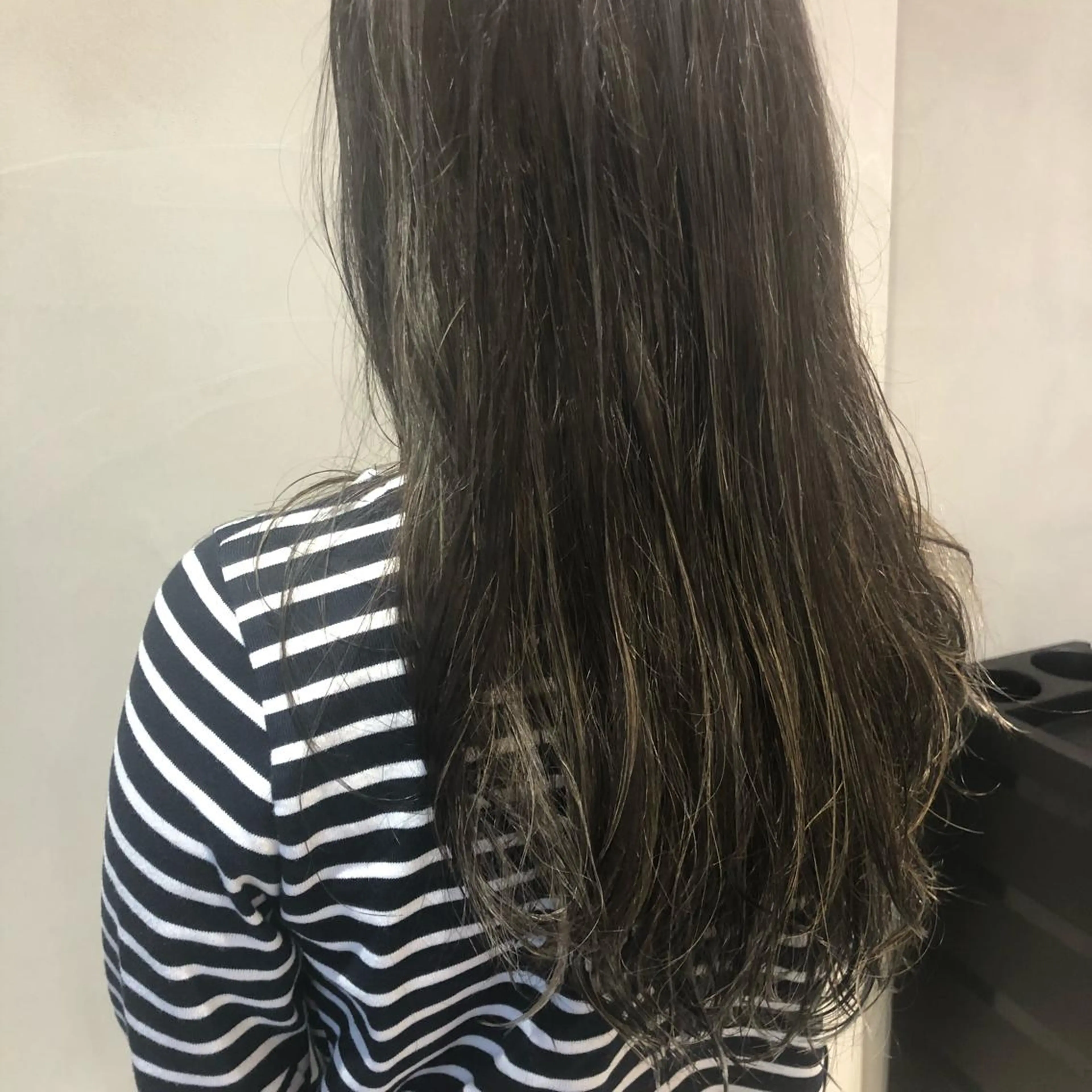 セミロング カラー ヘアカラー 荒木 依莉亜のヘアスタイル