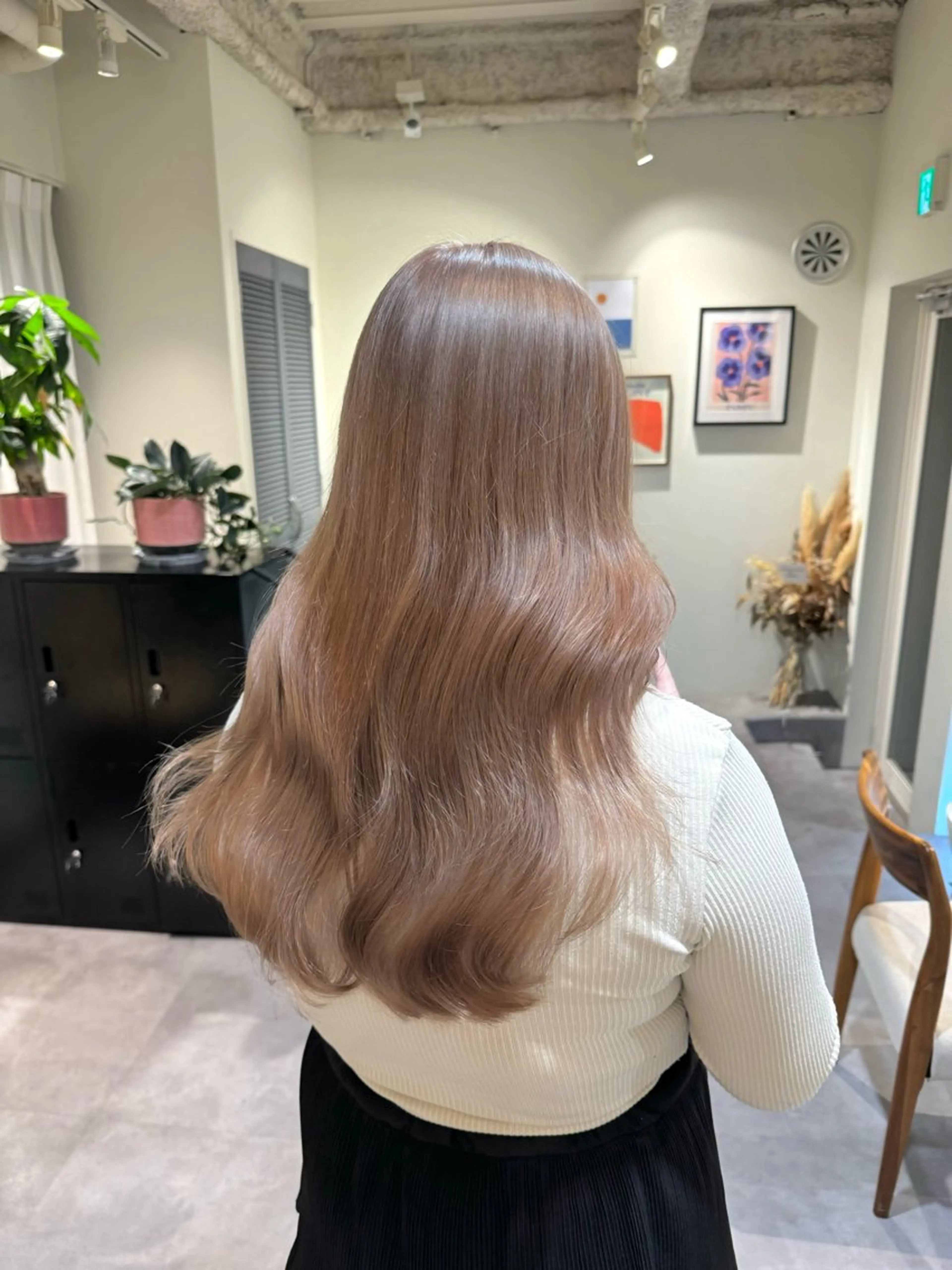 ロング カラー ベージュカラー ブリーチ ミルクティーベージュ ayaka♡ 柔らかカラーのヘアスタイル