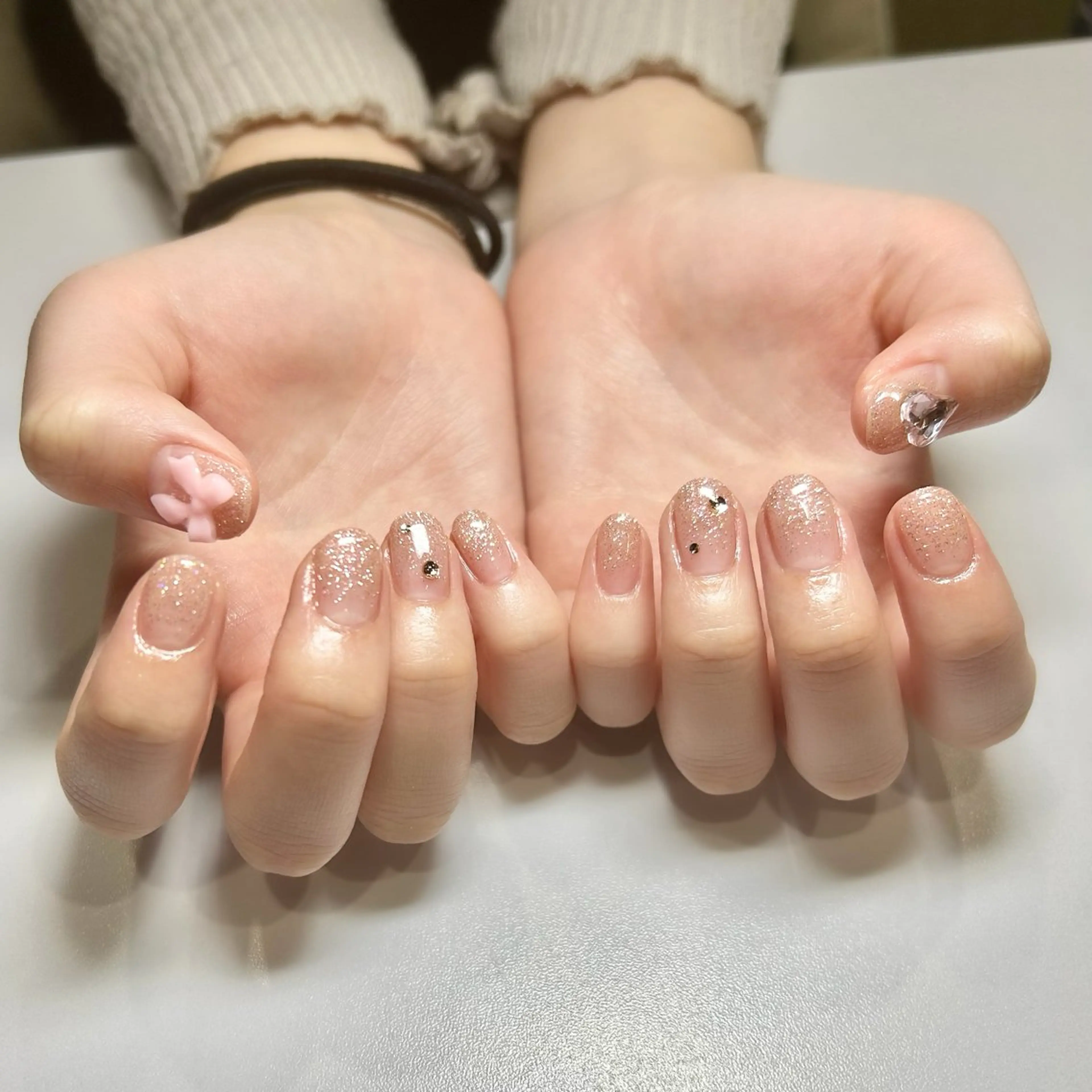 ネイル グラデーション ラメ(グリッター) ラメグラデーション ストーンネイル ハンドネイル welina Miyukiのネイルデザイン