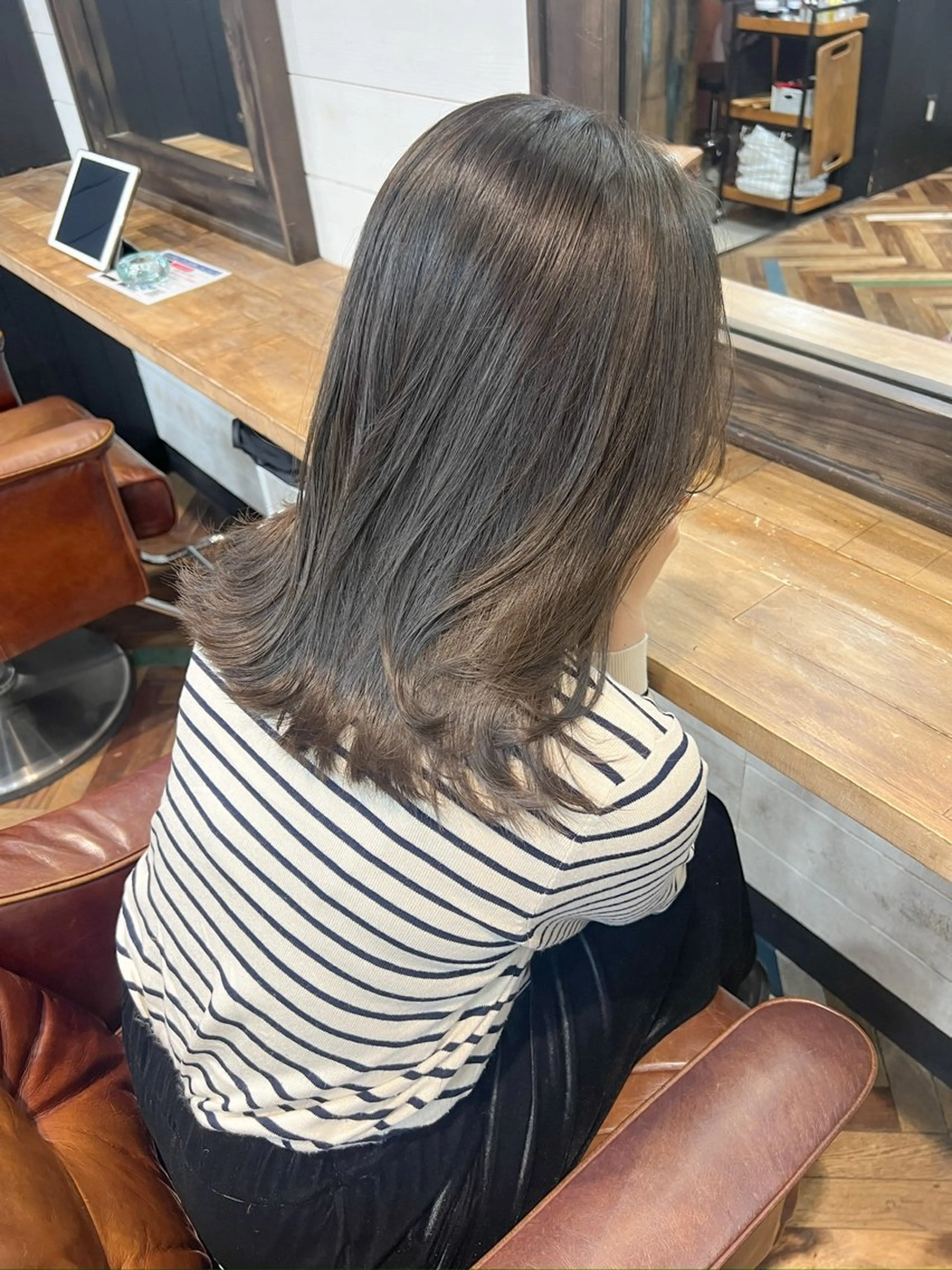 ミディアム カラー ブリーチ グレージュ ブリーチなしカラー オリーブグレージュ オリーブグレー カット ヘアカラー トリートメント 顔周りレイヤー🌈 透明感カラ⭐️RENのヘアスタイル