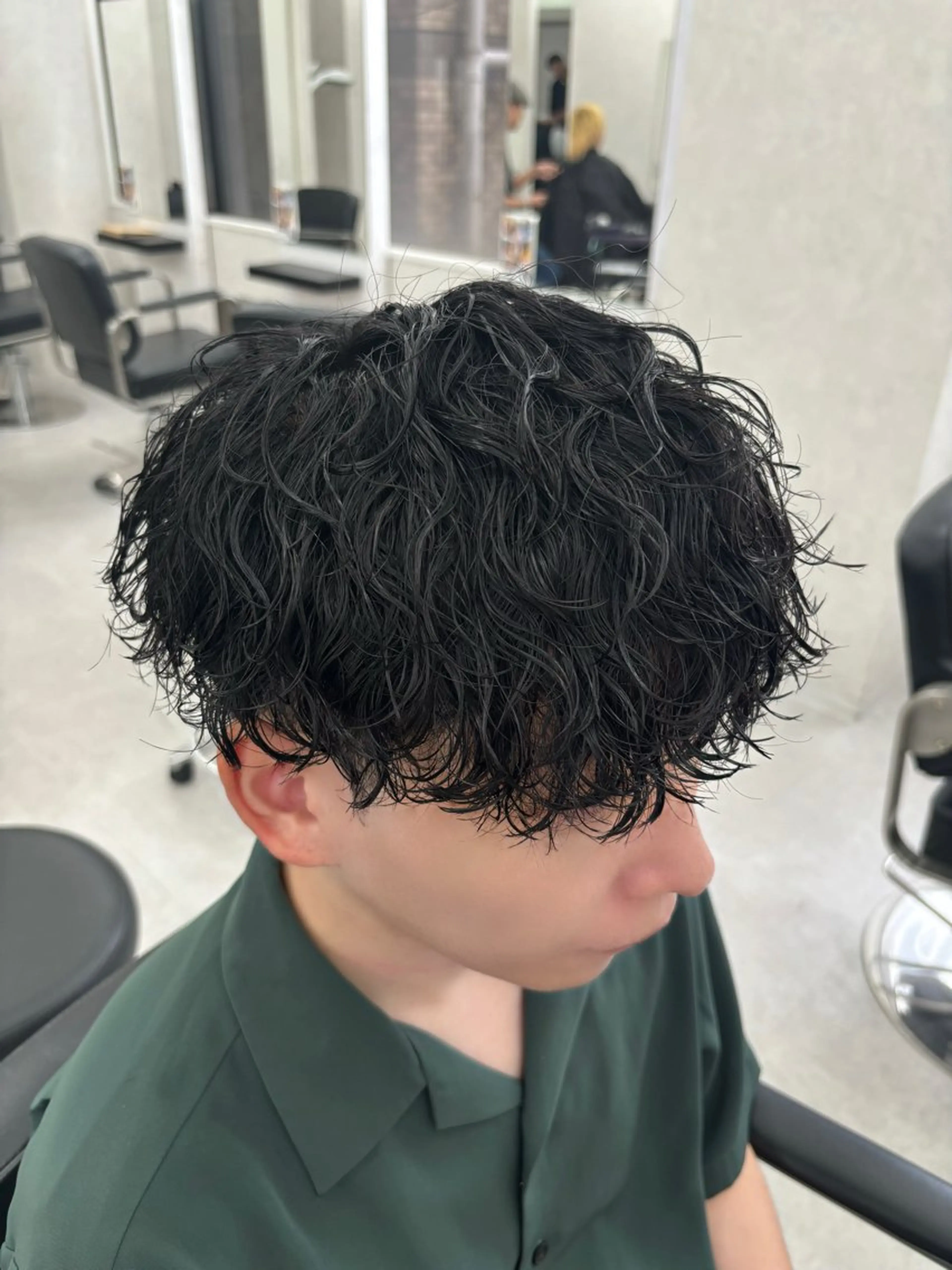 ショート パーマ メンズ マッシュ メンズパーマ ツイストスパイラルパーマ 波巻きパーマ スパイラルパーマ 岩井 虎大郎のヘアスタイル