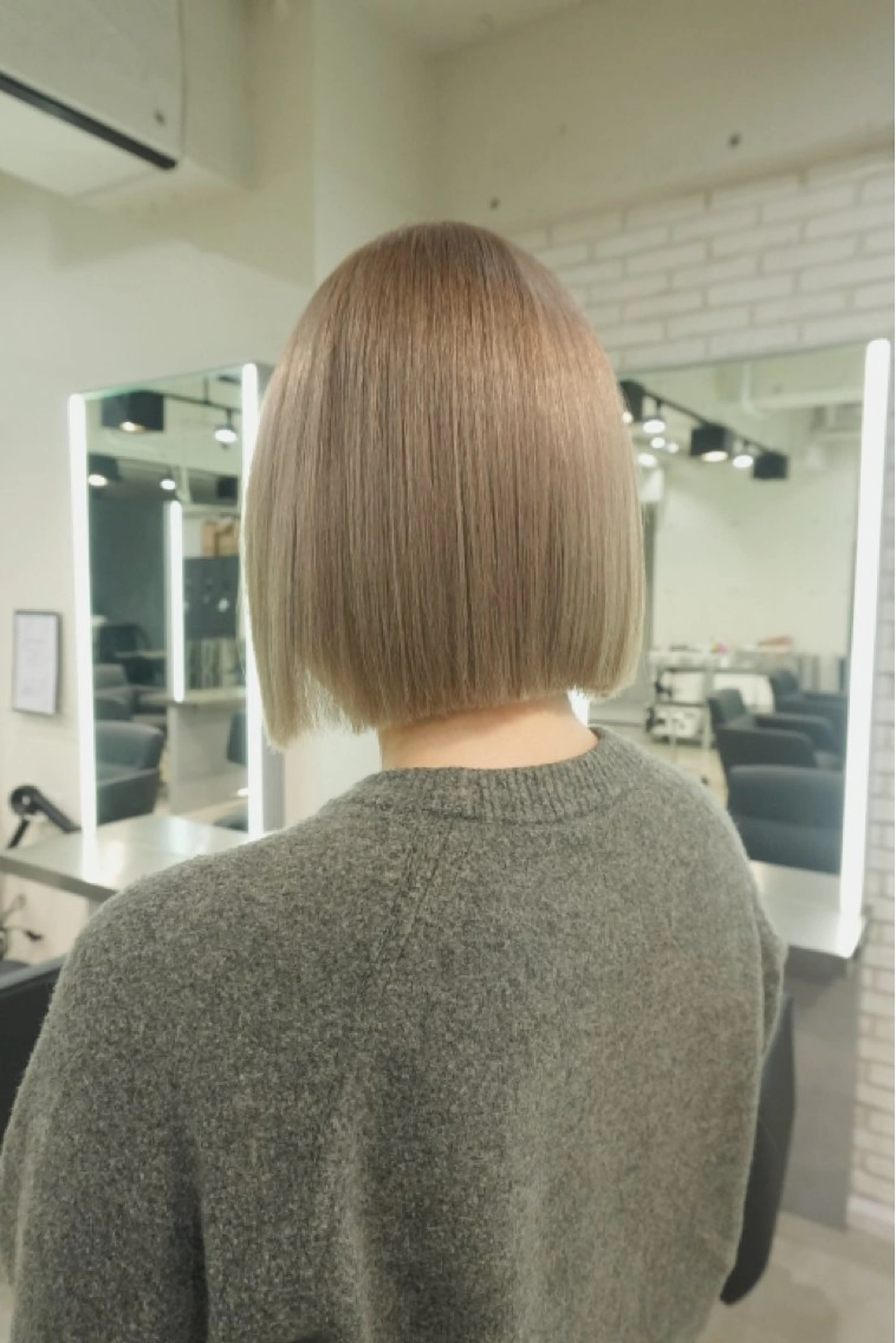 ショート カラー ブリーチ グレージュ ボブ Airi 韓国y2k レイヤーカットのヘアスタイル