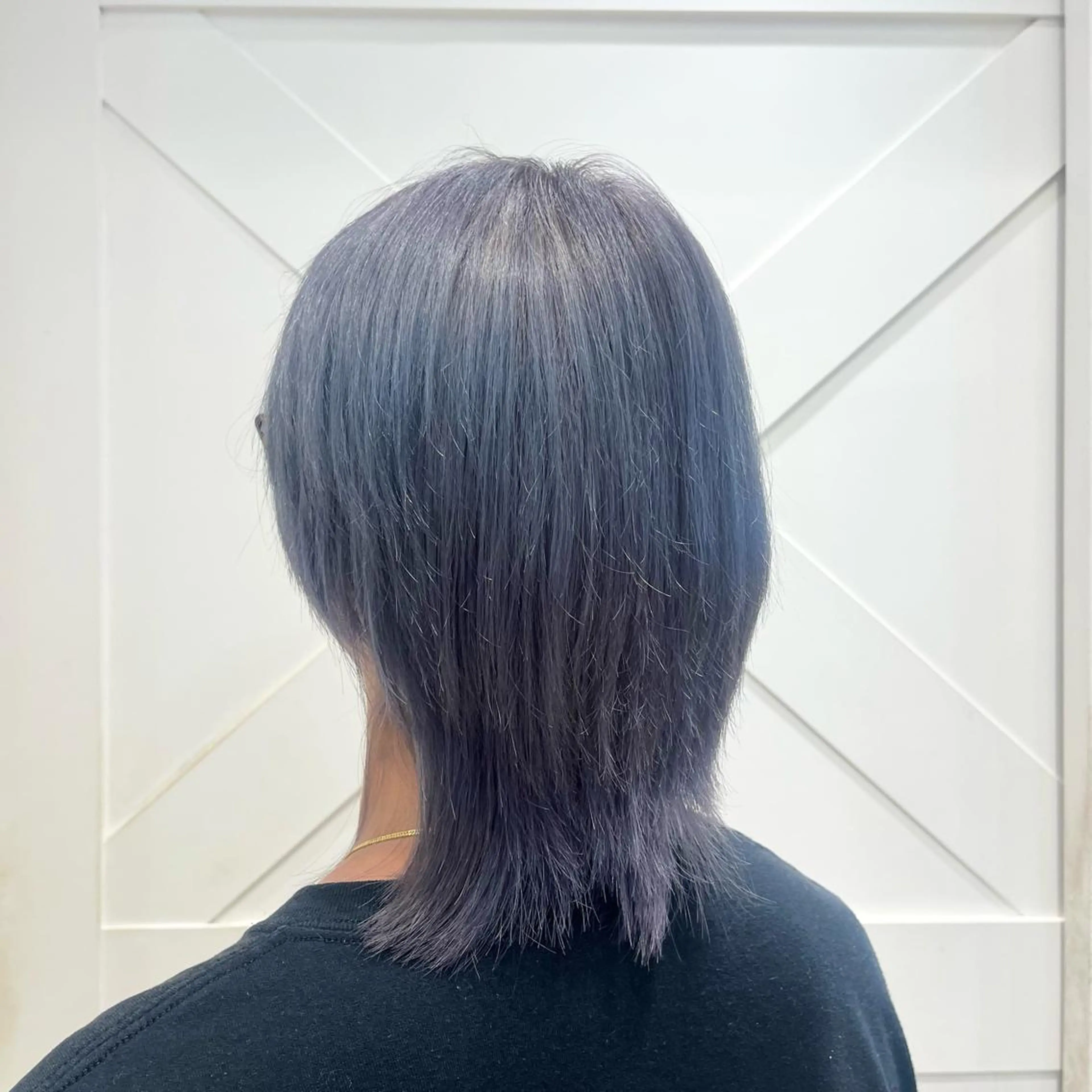 カラー メンズ メンズブリーチ アッシュ ブリーチ ブルーカラー ブルーグレー ヘアカラー ハイトーンカラー シールエクステのヘアスタイル