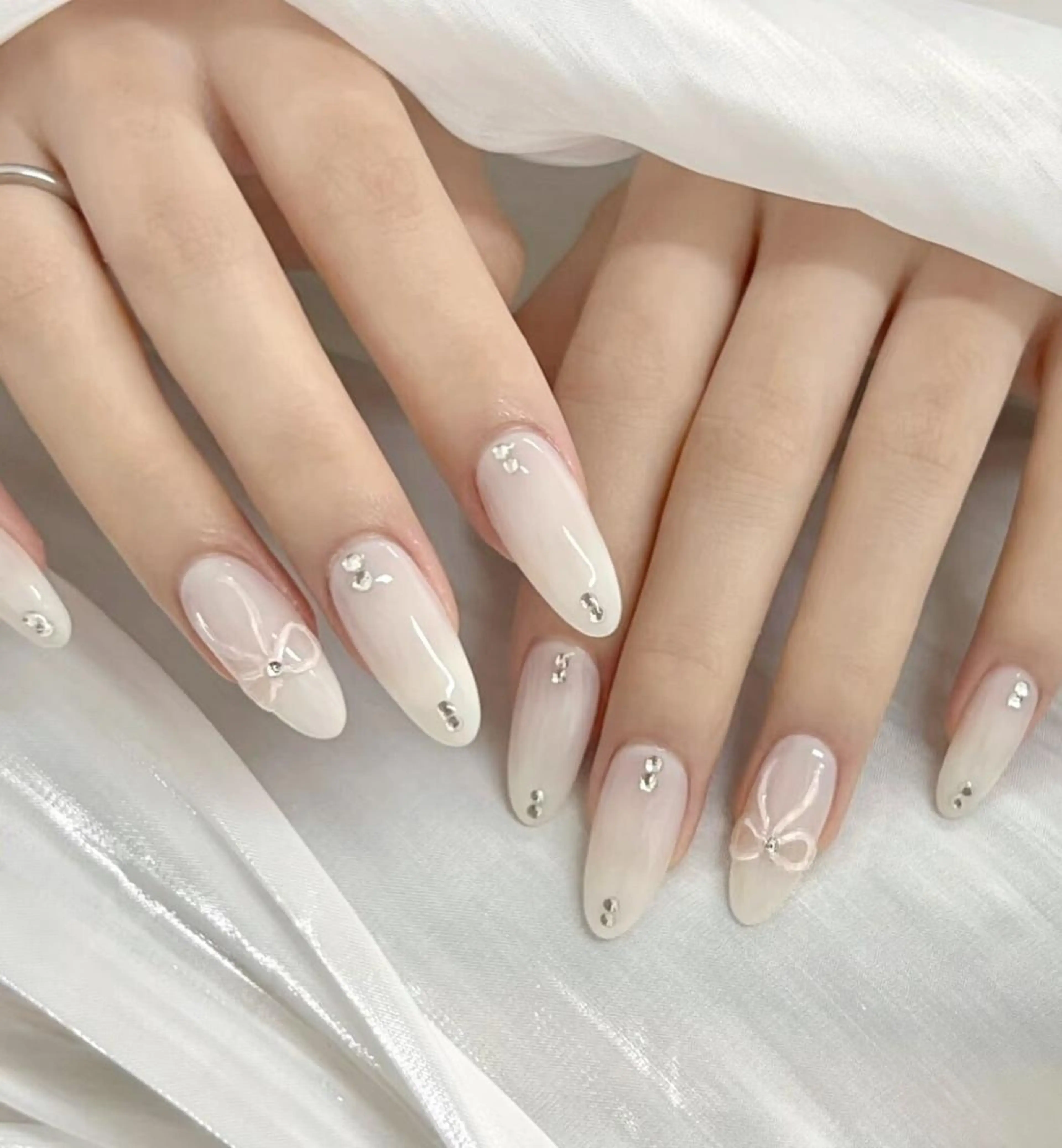 ネイル ハンドネイル RAFFINE 月🦋🩵のネイルデザイン