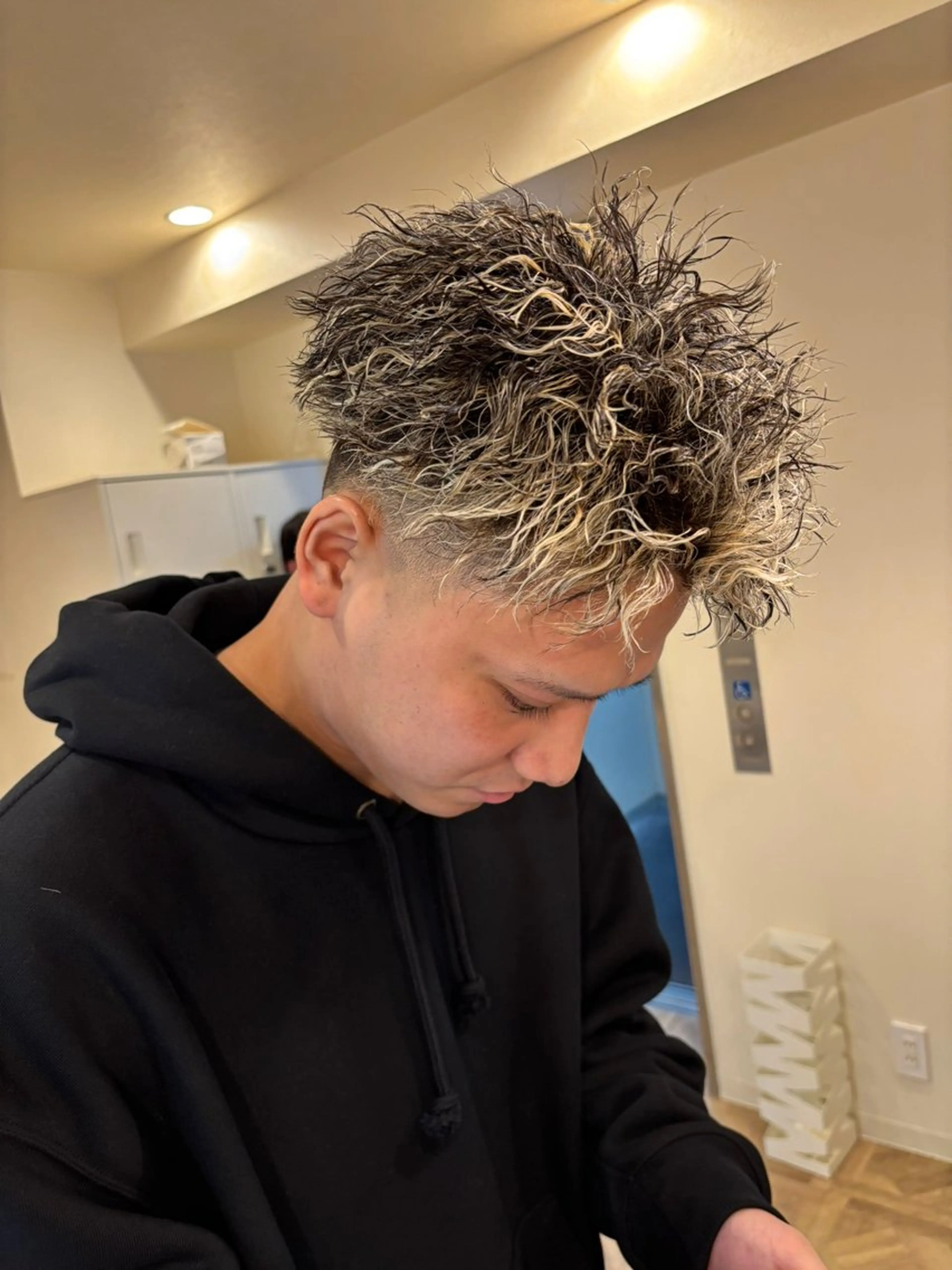 ショート カラー パーマ メンズ メンズメッシュ メッシュ カット ヘアカラー パーマ パーマ職人DAIKI ツイスパ/波巻きのヘアスタイル