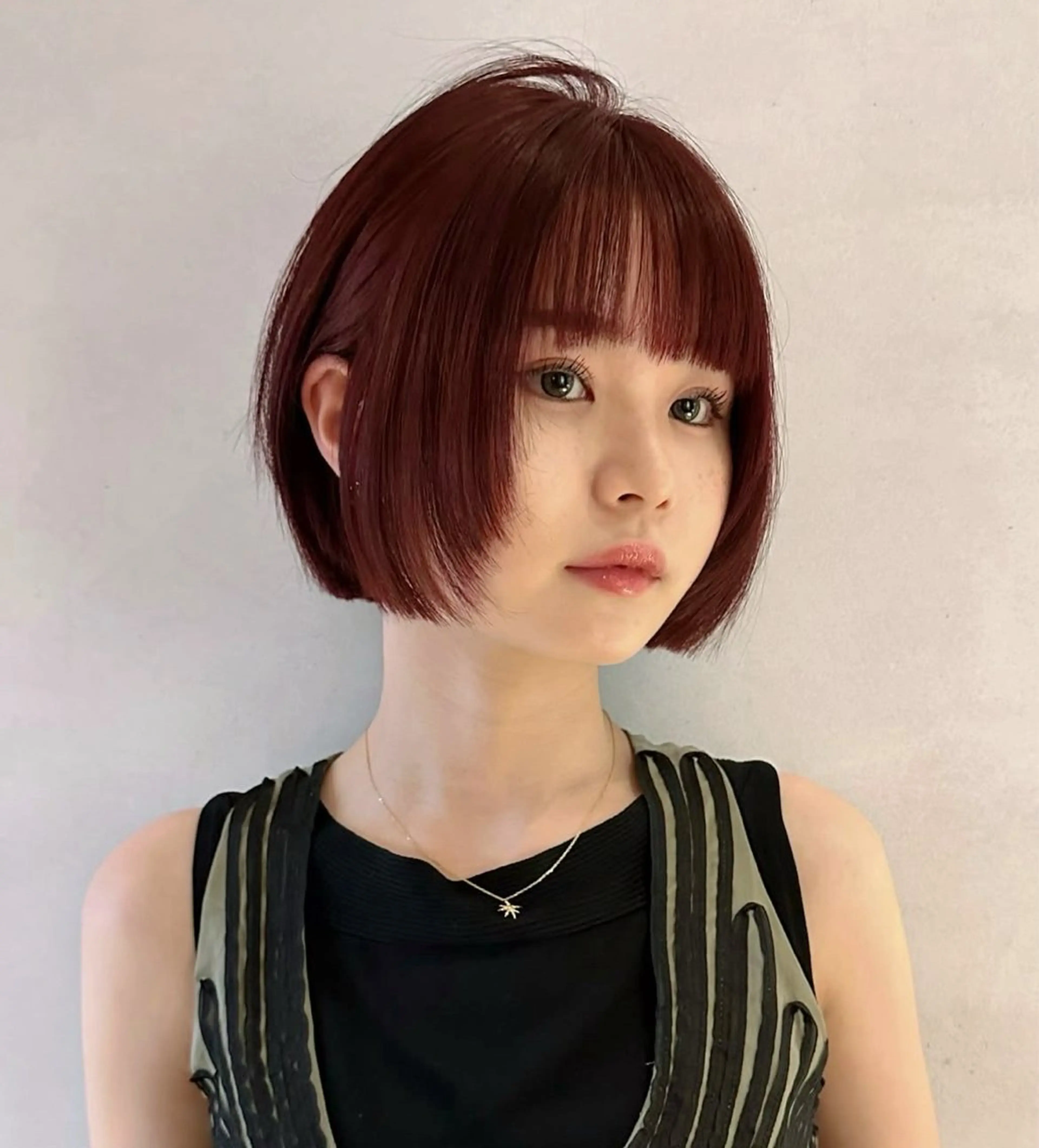 ショート カラー ボブレイヤー ブリーチ ボルドーカラー ダブルカラー ブリーチなしカラー ヘアカラー 縮毛矯正/ mikaのヘアスタイル