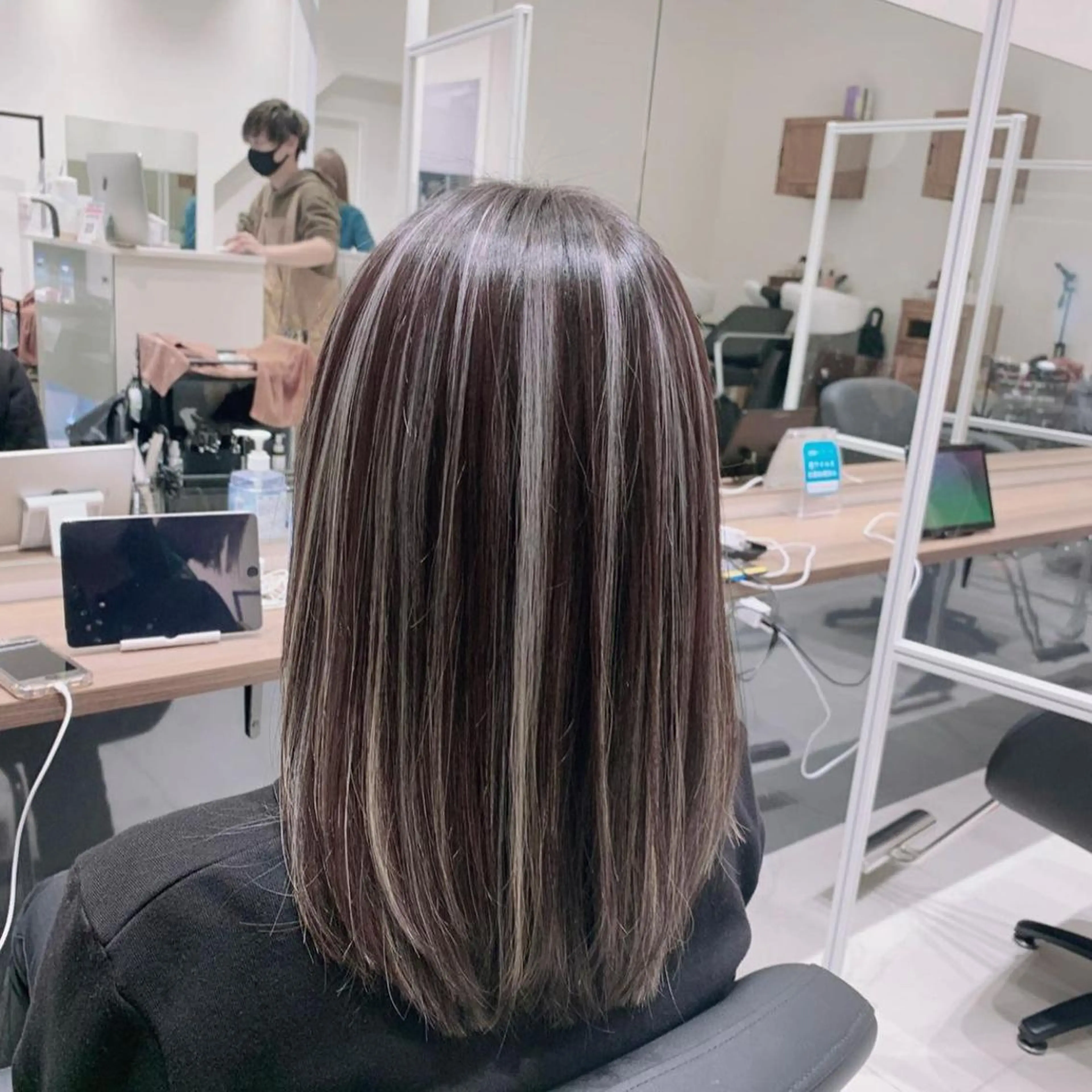 ロング カラー ブリーチ ケアブリーチ ハイライトカラー ハイライト 髪質改善 ヘアカラー オフホワイトアンドなんば所属・福西 洋斗のヘアスタイル