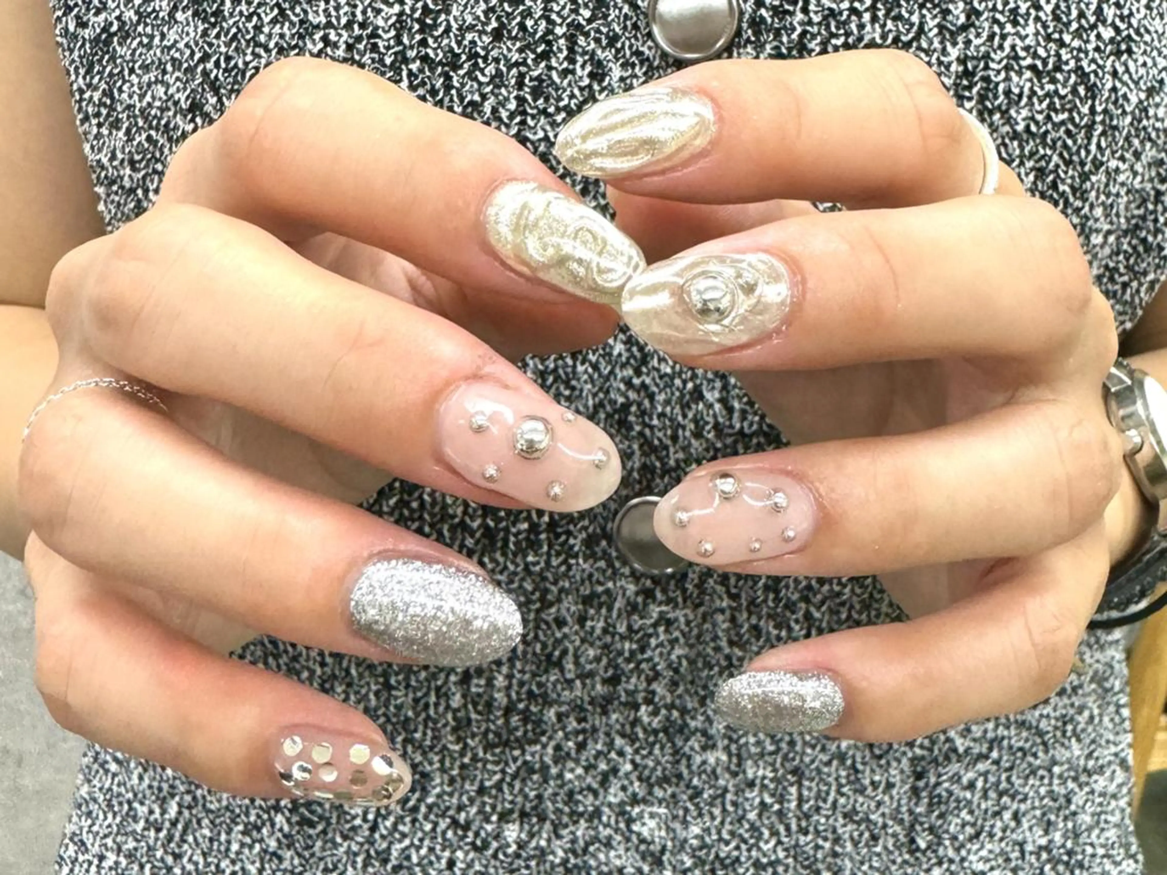 ネイル ジェルネイル 韓国ネイル ニュアンスネイル シルバー ワンホンネイル nailstudio eviz新宿店のネイルデザイン