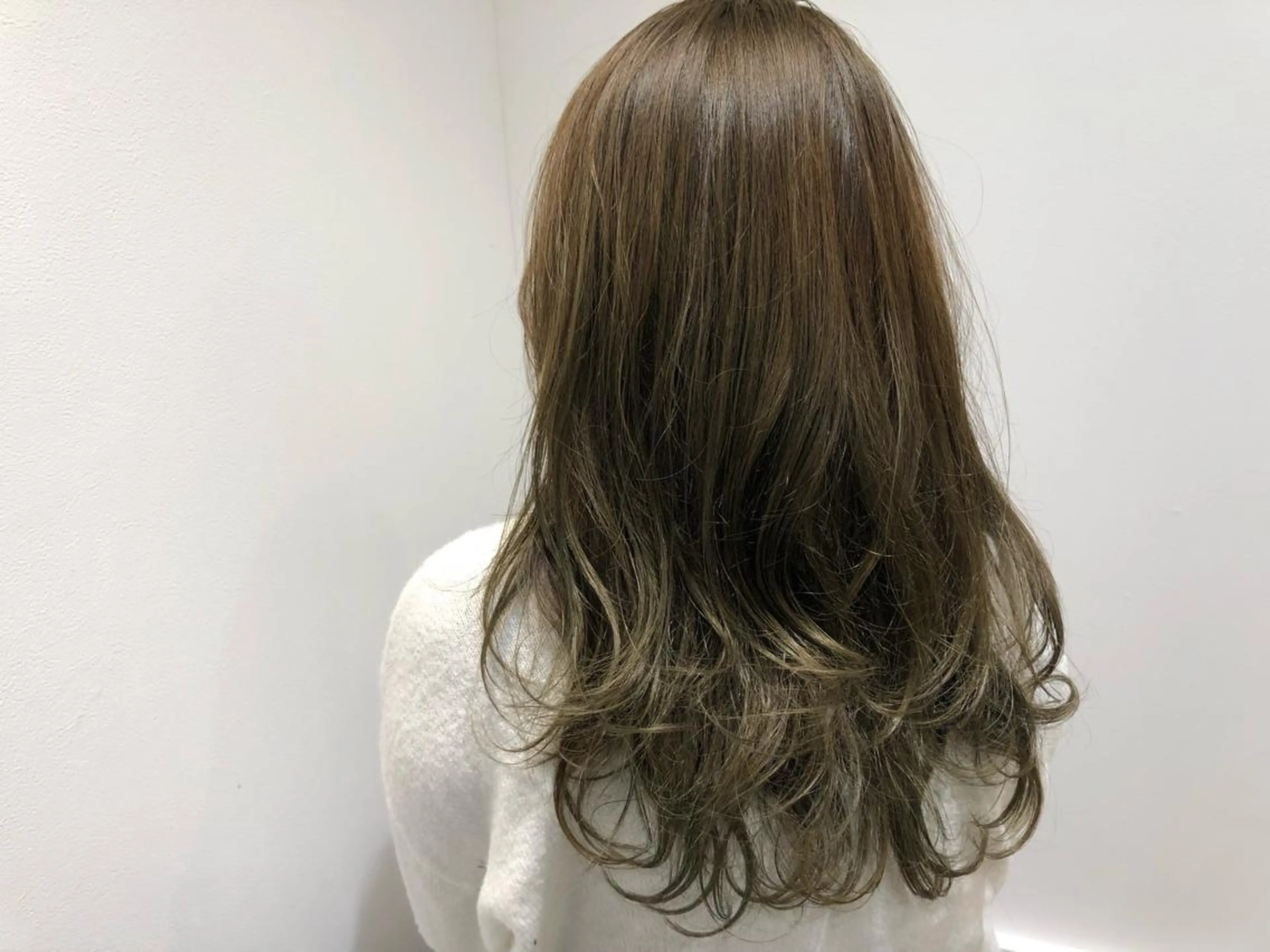 セミロング カラー パーマ ベージュカラー 鈴村 大介のヘアスタイル