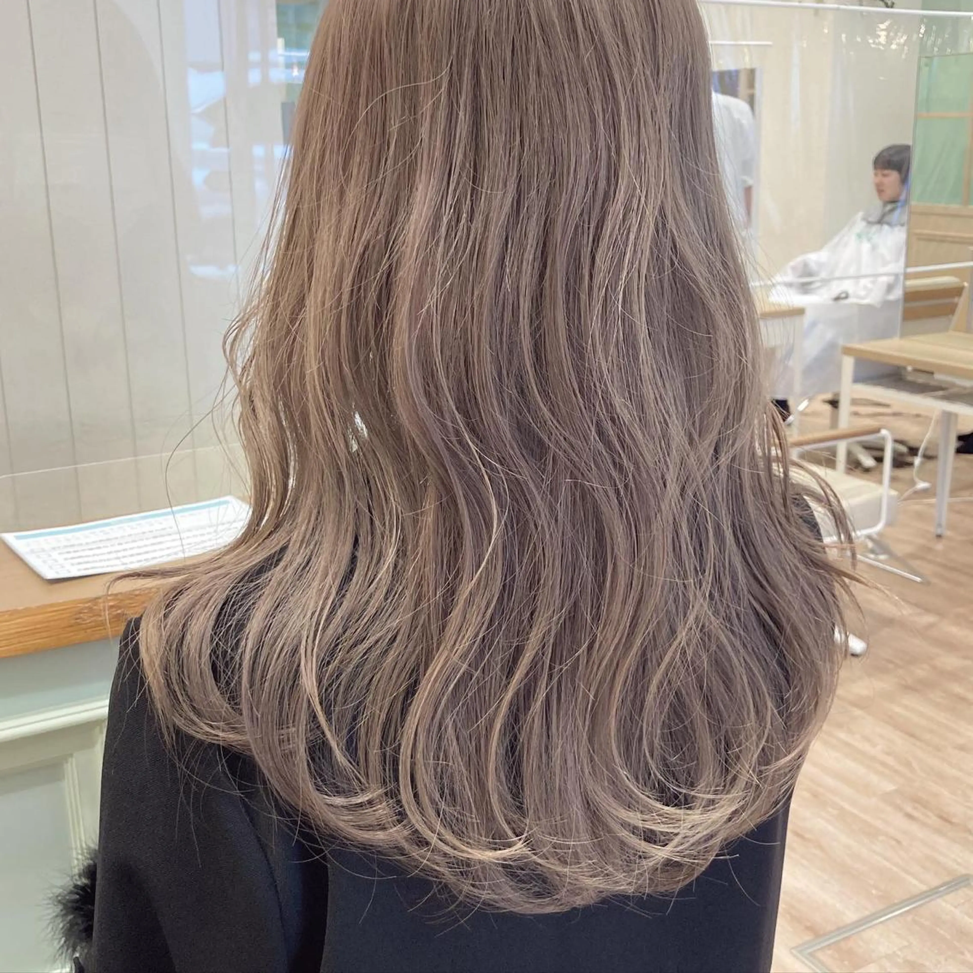 セミロング カラー ベージュカラー ミルクティーベージュ ヘアカラー トリートメント ケアブリーチ 坪井佑樹のヘアスタイル