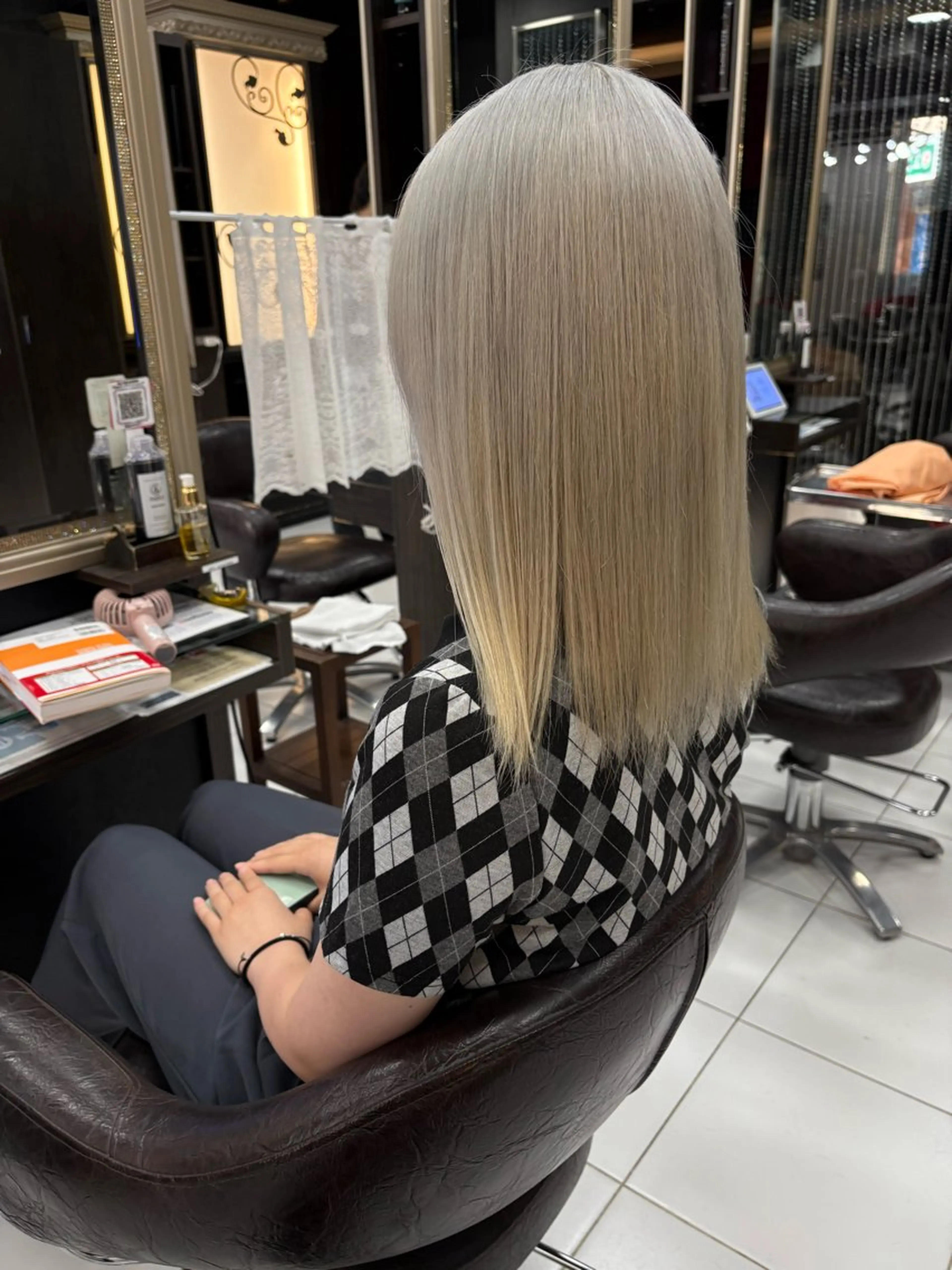 セミロング カラー ホワイト/店長/カラ ー講師/錦糸町/岩崎のヘアスタイル