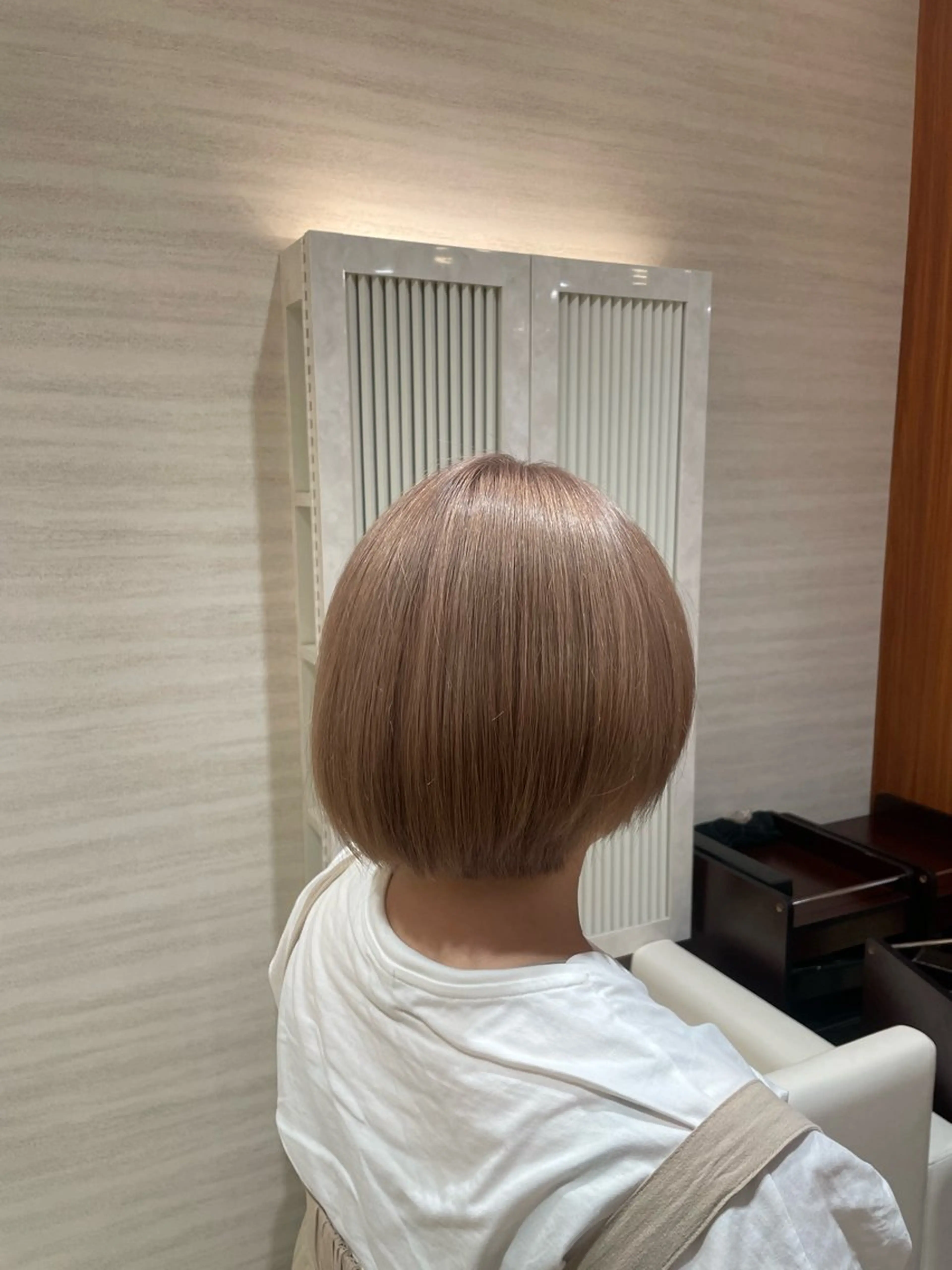 ショート カラー ベージュカラー ハイライトカラー ミルクティーベージュ ハイライト 脱白髪染め白髪ぼかし TERA（寺崎）のヘアスタイル