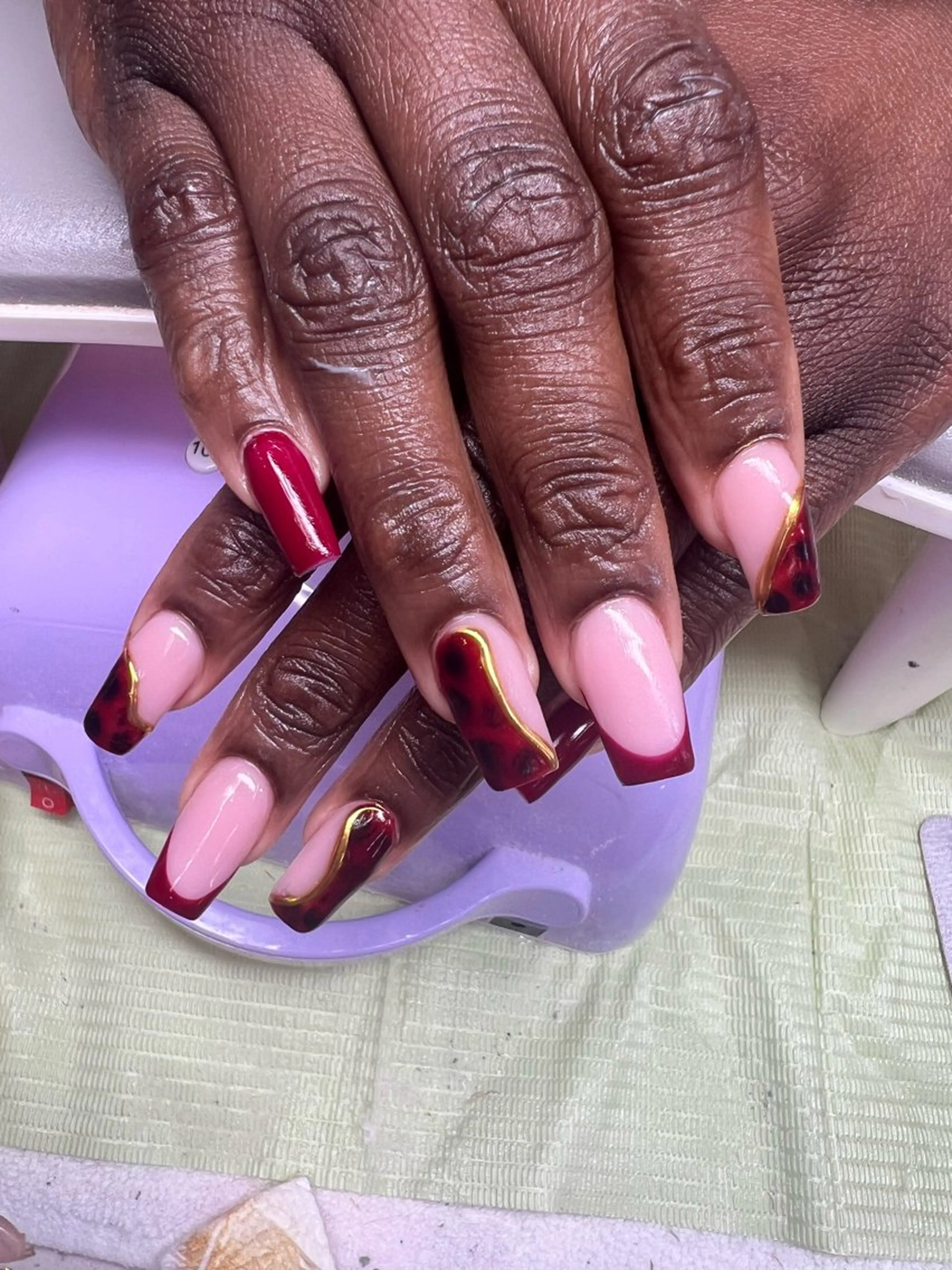 ショート ヘアアレンジ ハンドネイル aura nail salon所属・ＮＧＵＹＥＮ ＴＡＭのネイルデザイン