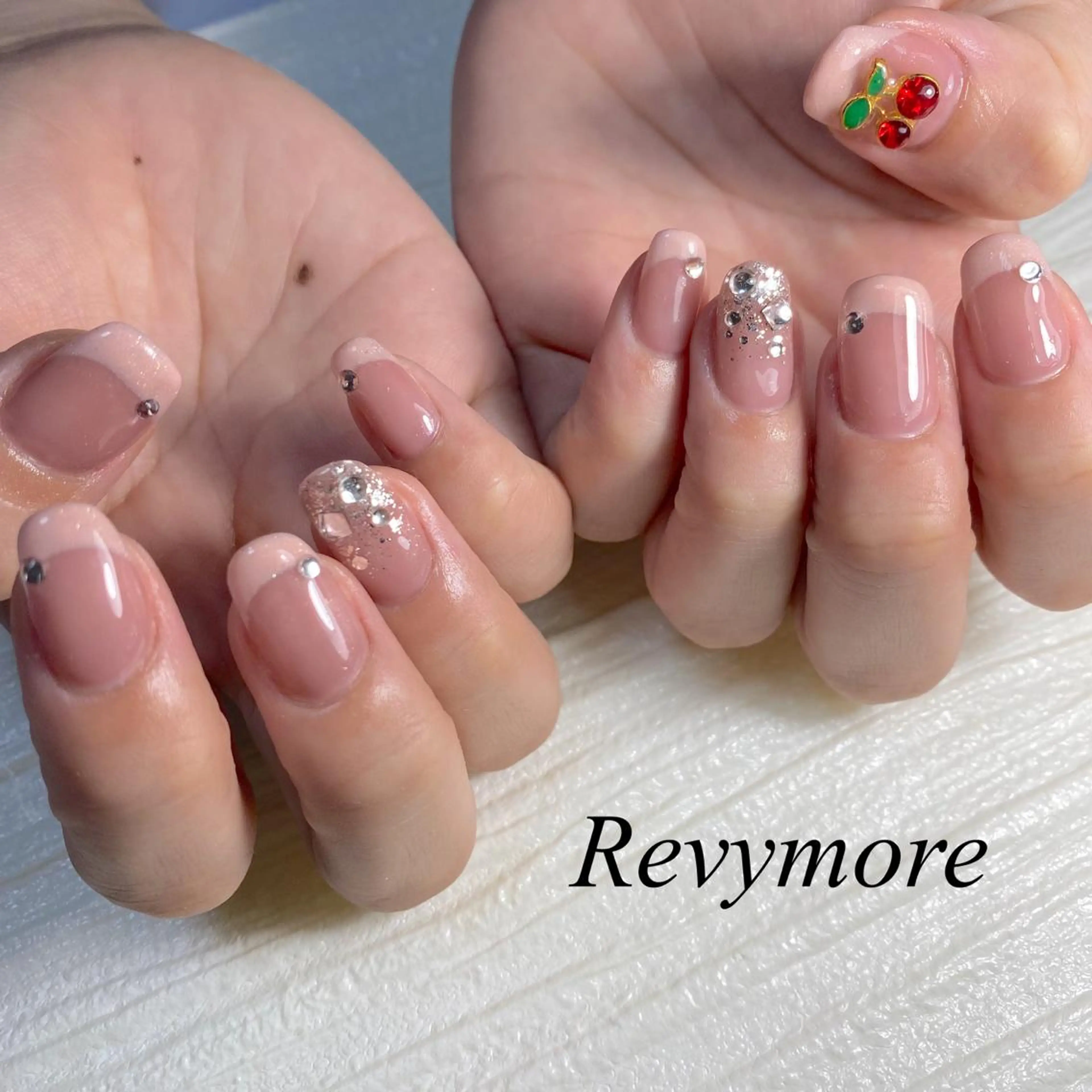 ミディアム ネイル 韓国風ヘア フレンチネイル ジェルネイル キラキラネイル 韓国ネイル nail salon Revymore所属・nail salon Revymoreのネイルデザイン