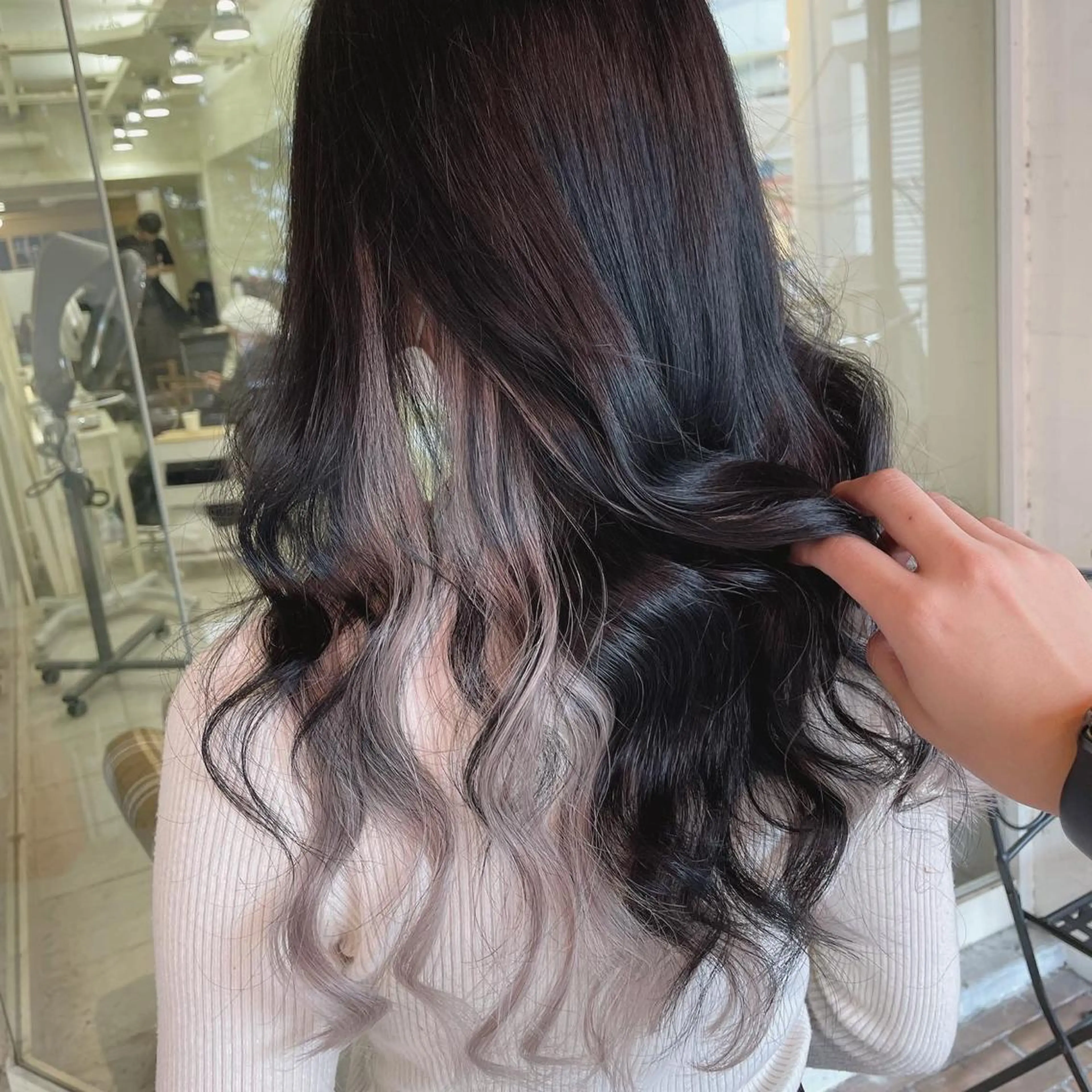 セミロング Hiroto／ インナーカラー／神戸のヘアスタイル