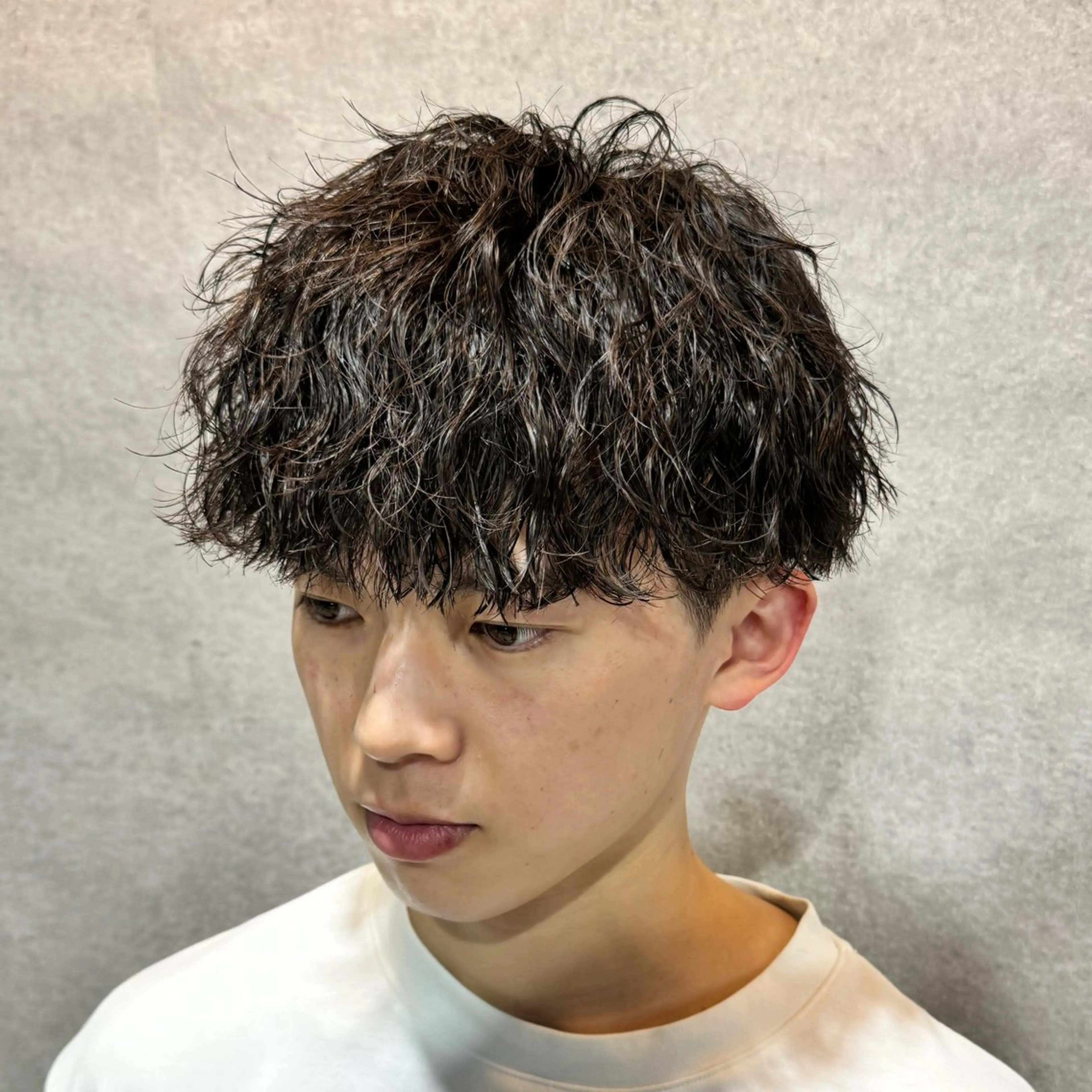 ショート カラー パーマ ヘアアレンジ メンズ センターパート メンズハイライト メンズメッシュ マッシュ メンズパーマ カット パーマ トリートメント ヘッドスパ ヘアセット 仕上がり満足度No. 1🔥BLUCK🔥のヘアスタイル