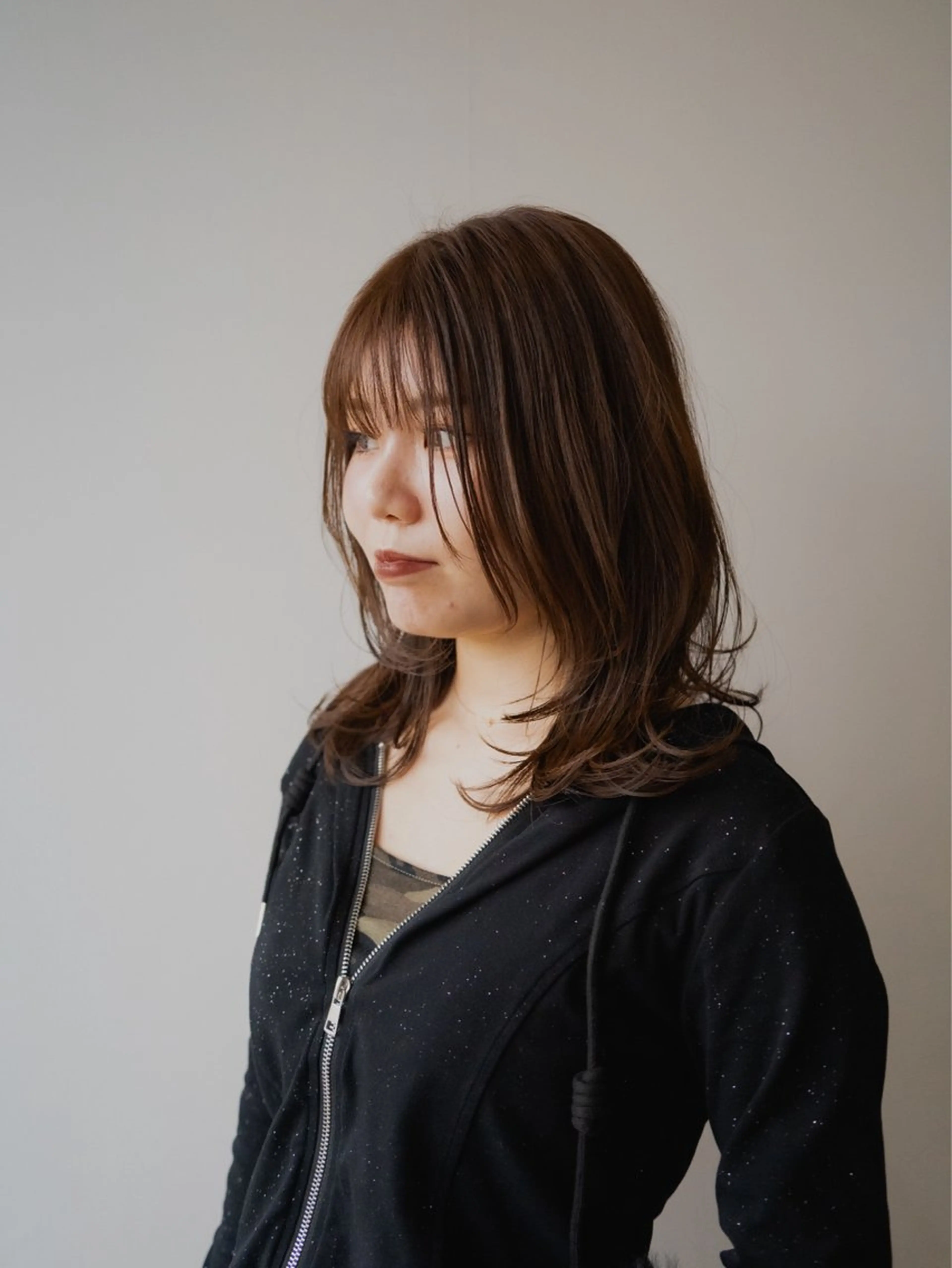 ミディアム カラー ミディアムレイヤー ブラウンカラー オリーブブラウン レイヤーカット カット ヘアカラー plus HAIR いずみのヘアスタイル