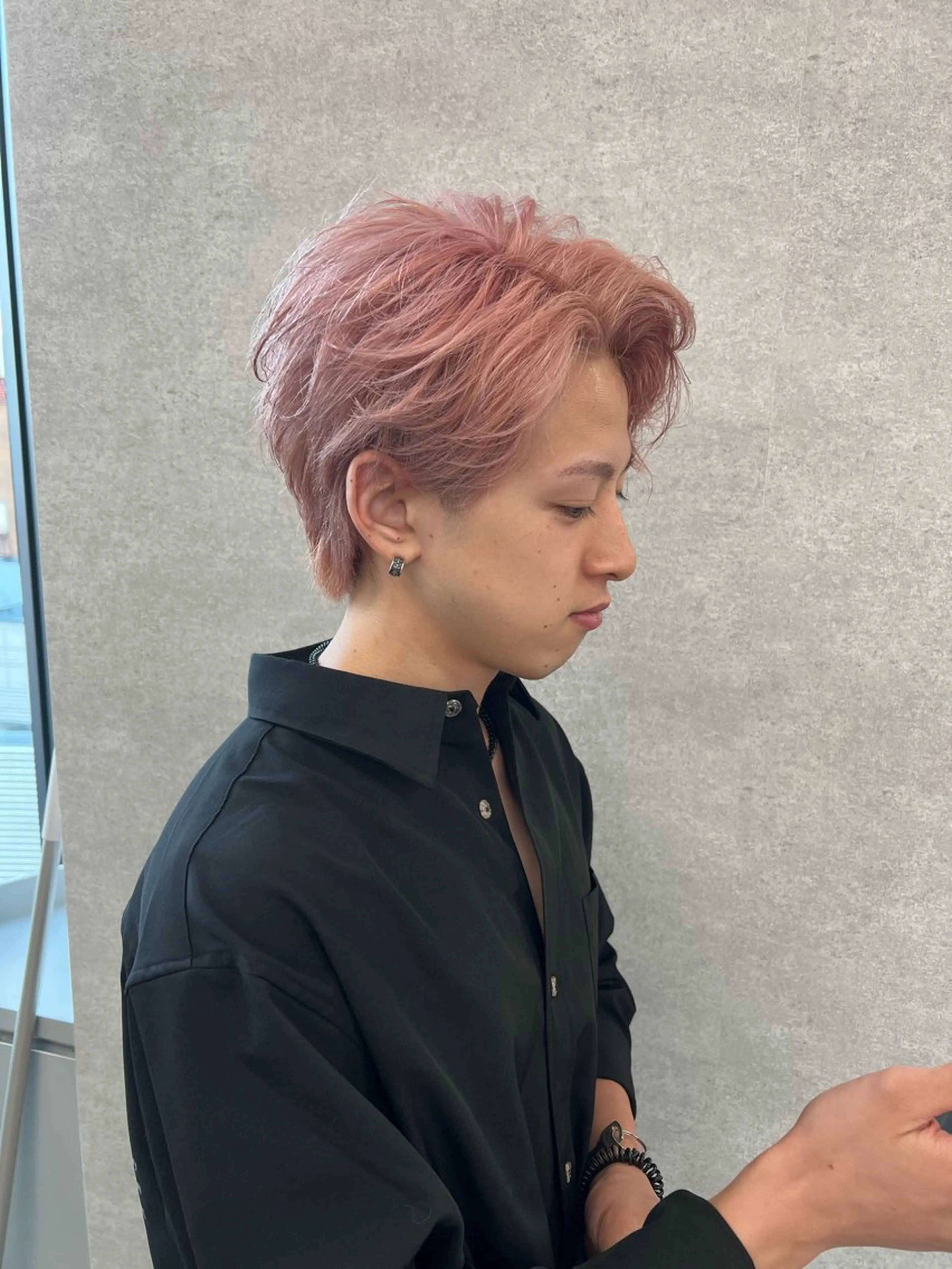 ショート カラー メンズ ベージュカラー ピンクカラー ピンクベージュ ヘアカラー 垢抜けハイトーン☀／ 笑顔の美容師／しゅんのヘアスタイル