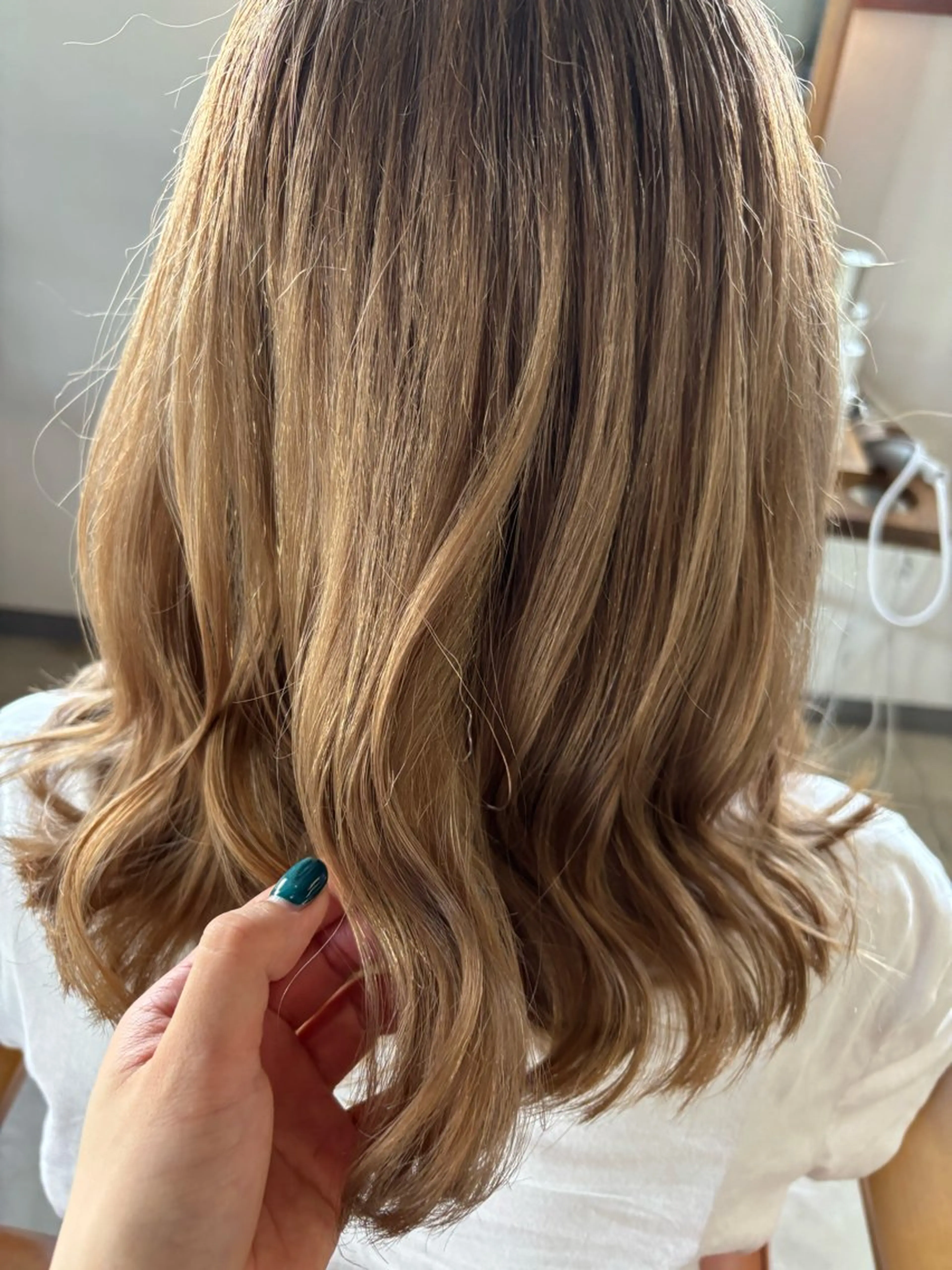 ロング カラー ブリーチ グレージュ ミルクティーグレージュ 古田 穂香/似合わせカラーのヘアスタイル