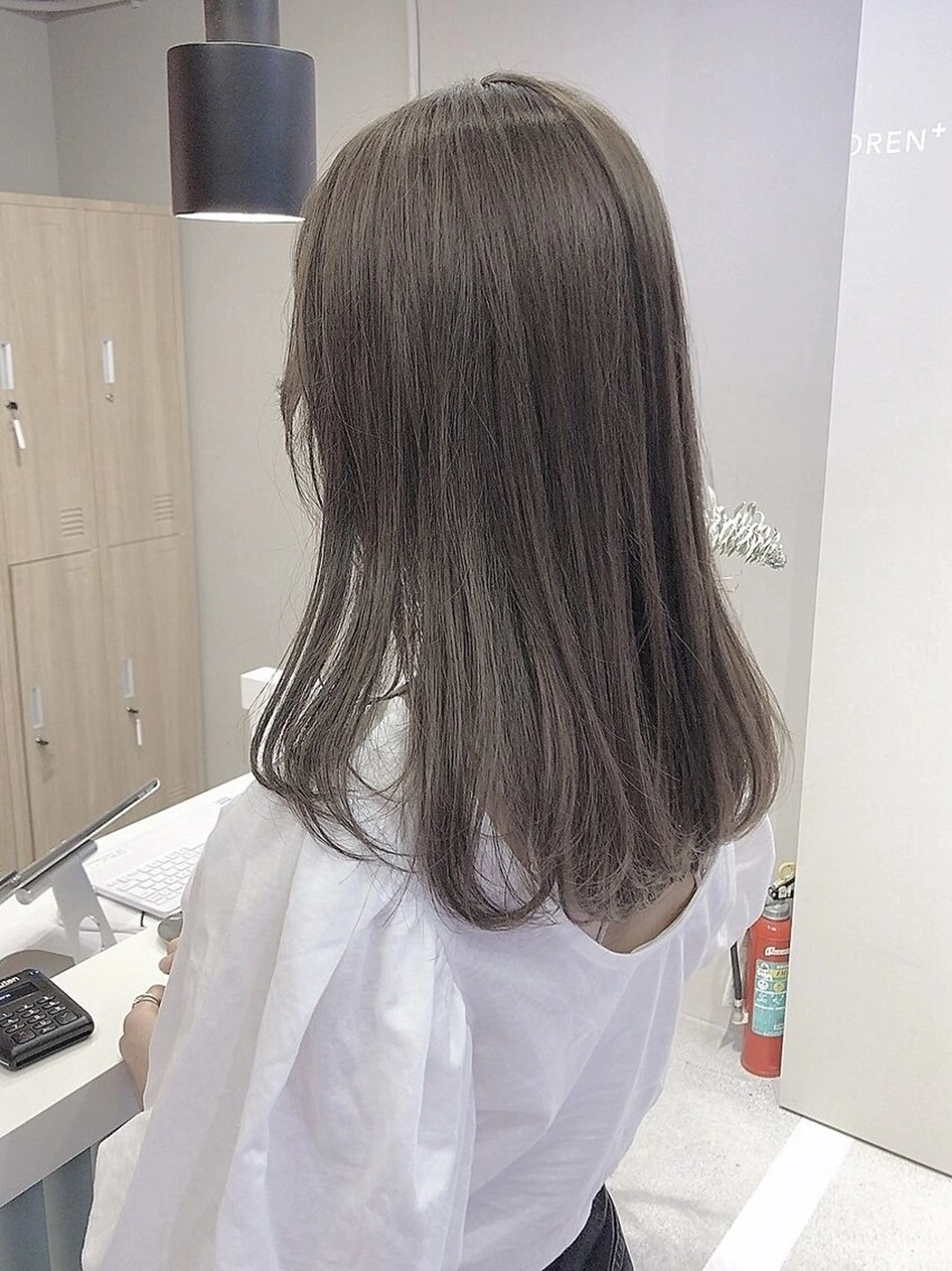 セミロング カラー ブリーチ グレージュ オリーブグレージュ オリーブグレー カット ヘアカラー トリートメント レイヤーカット✂️ 透明感カラー🫧栄のヘアスタイル