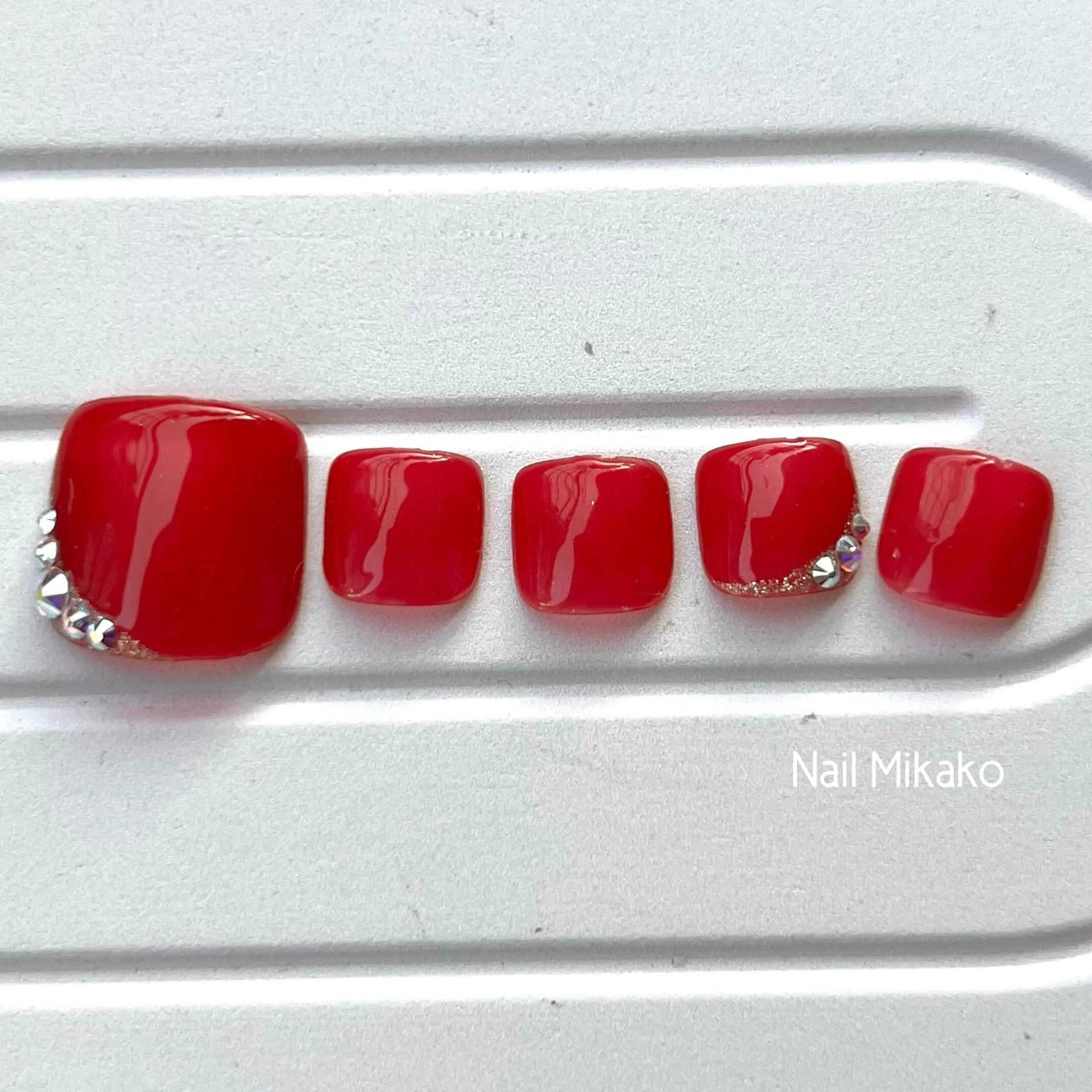 ネイル フットネイル 赤色 シンプルネイル ストーンネイル Nail_Mikako所属・Nail Mikakoのネイルデザイン