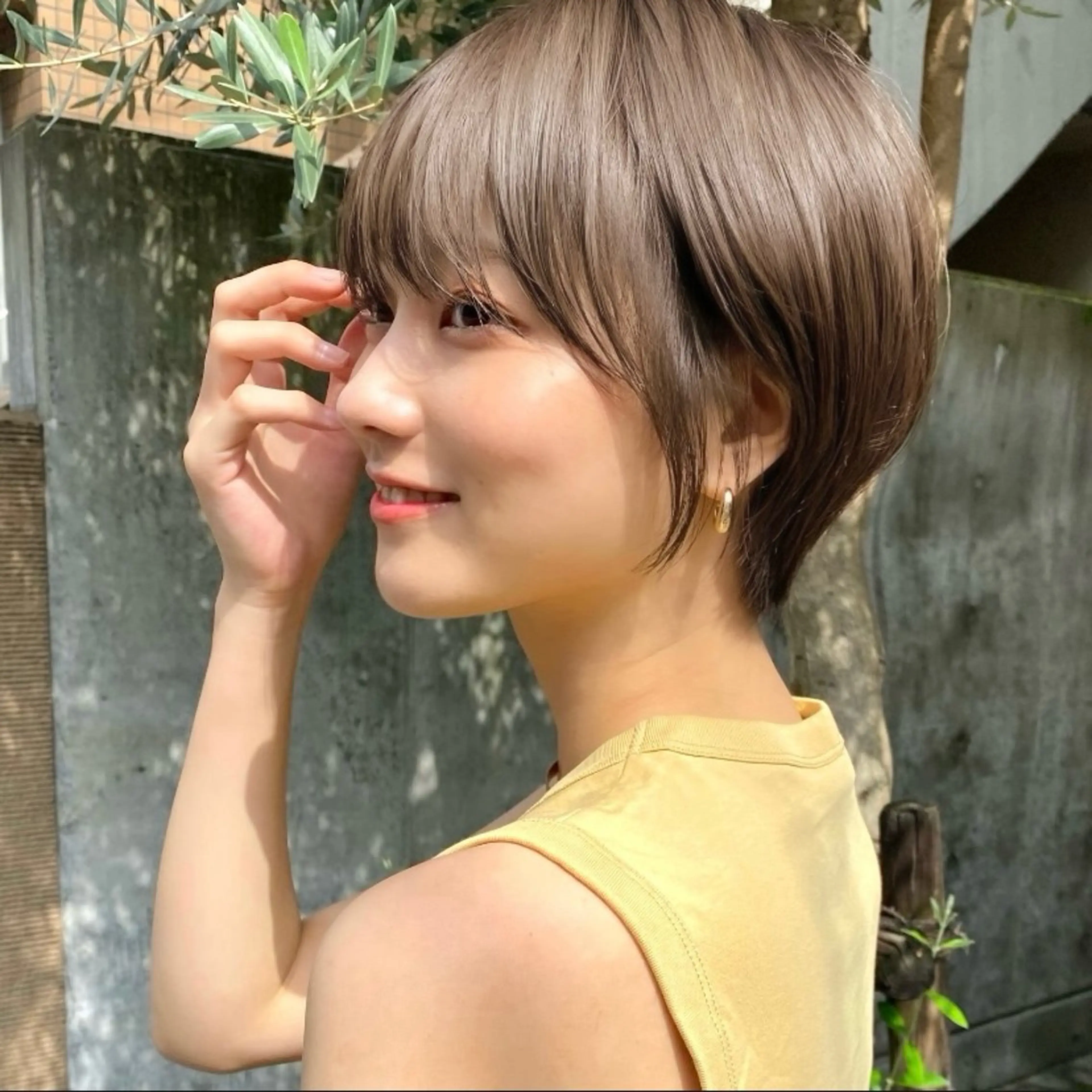 ショート カラー ベージュカラー 透明感カラー ミルクティーベージュ くびれヘア ショートヘア カット ヘアカラー トリートメント ボブ/縮毛矯正/ レイヤー/塚田のヘアスタイル