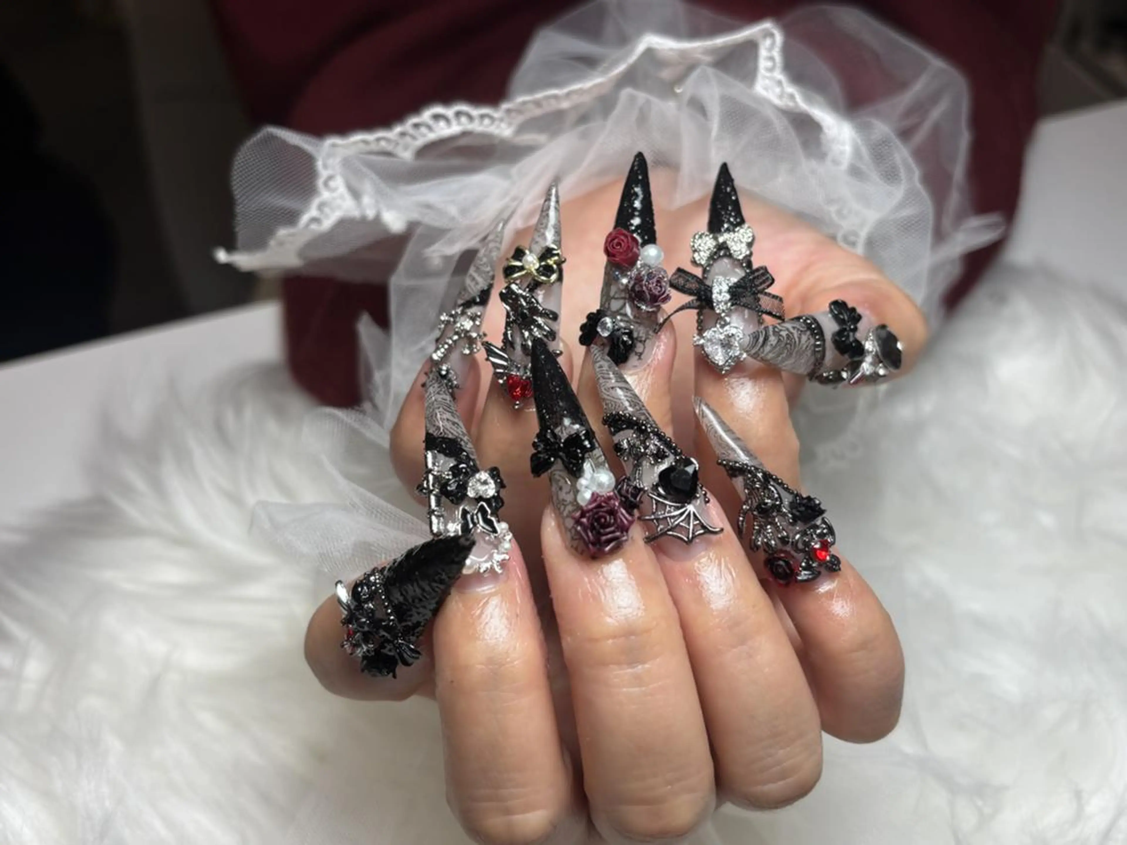 ネイル アートネイル 長さ出し フレンチネイル ジェルネイル キラキラネイル ハンドネイル Emi🌸Belle Nail Salonのネイルデザイン