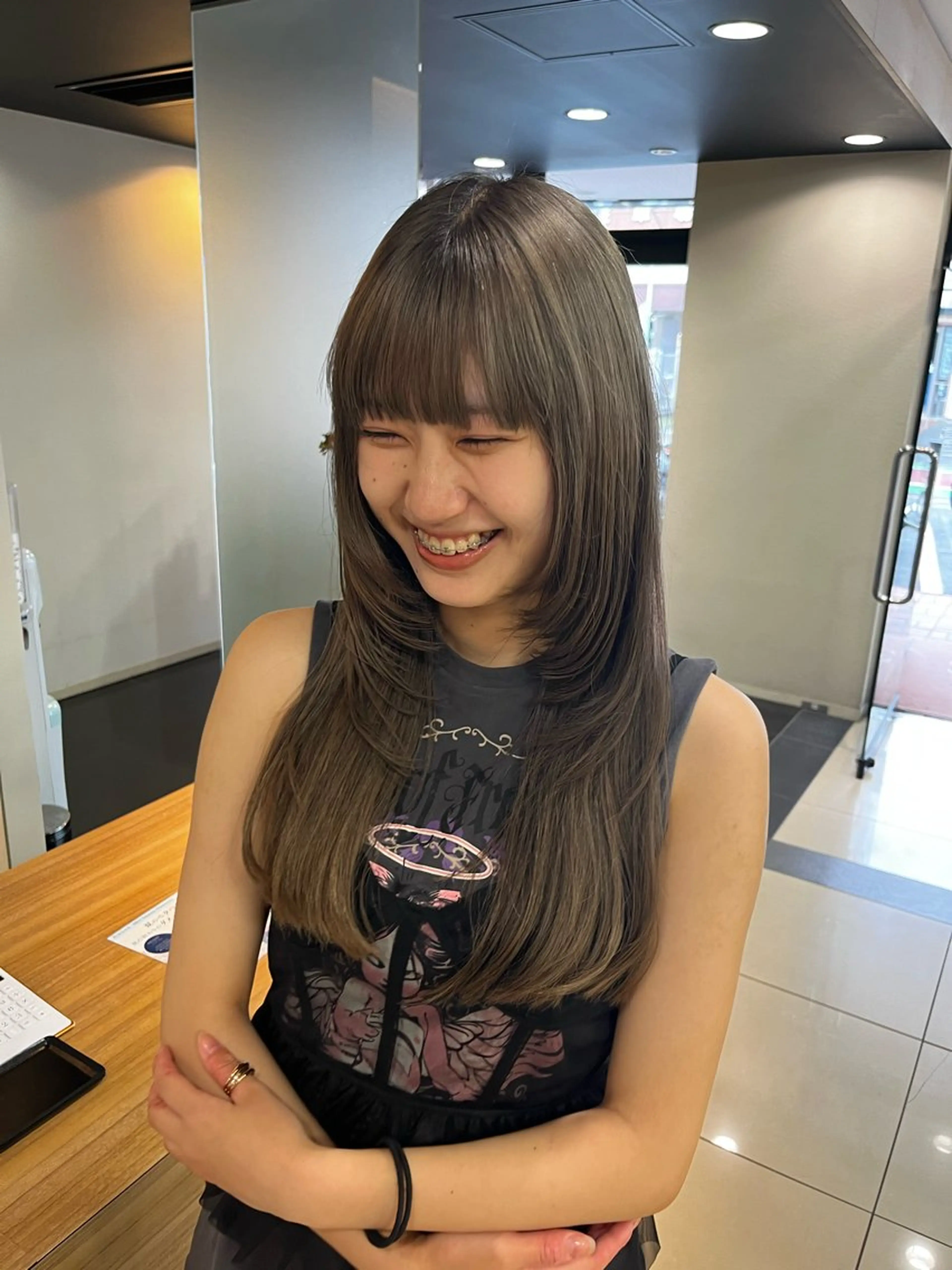 セミロング カラー シルバー 顔まわりレイヤー レイヤーカット レイヤーカット/ カラー/ko-noのヘアスタイル