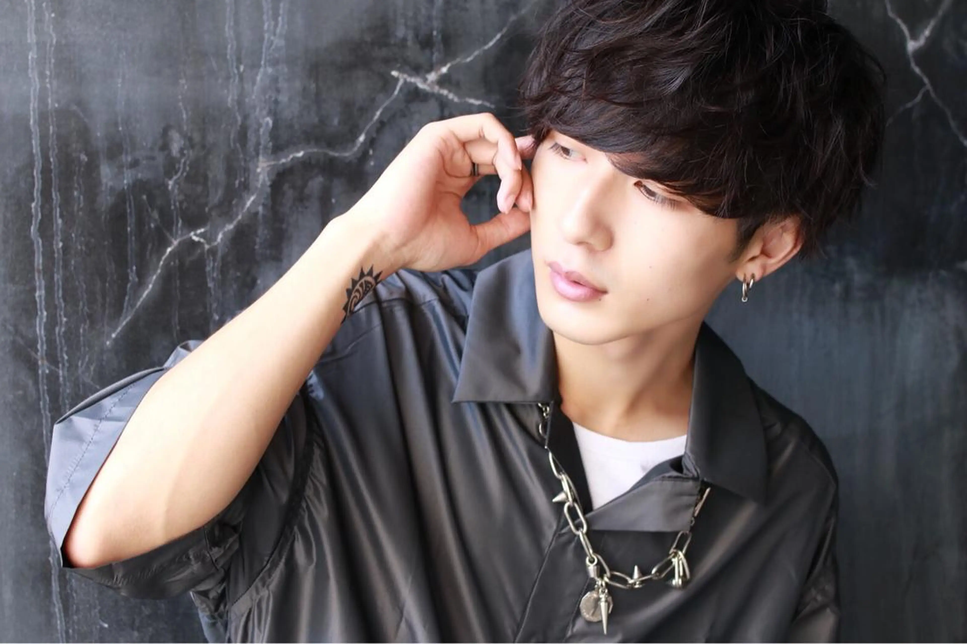 ショート カラー パーマ メンズ アップバング マッシュ メンズパーマ メンズショート 刈り上げ カット ヘアカラー トリートメント ヘッドスパ ヘアセット 赤み消し🌿 透明感カラー🫧のヘアスタイル