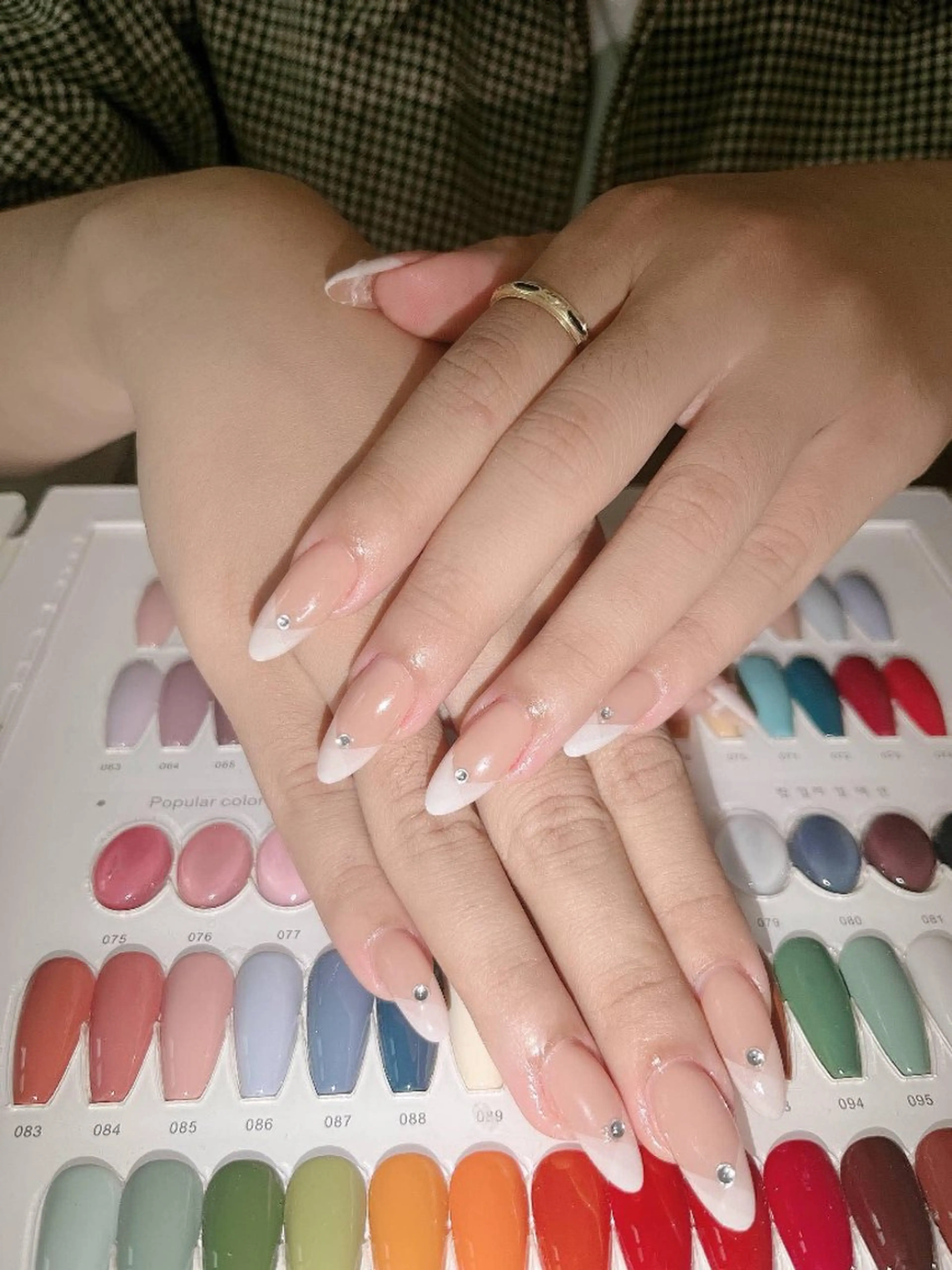 ネイル フレンチネイル ストーンネイル ヒナネイルサロン所属・Hina ネイルサロンのネイルデザイン