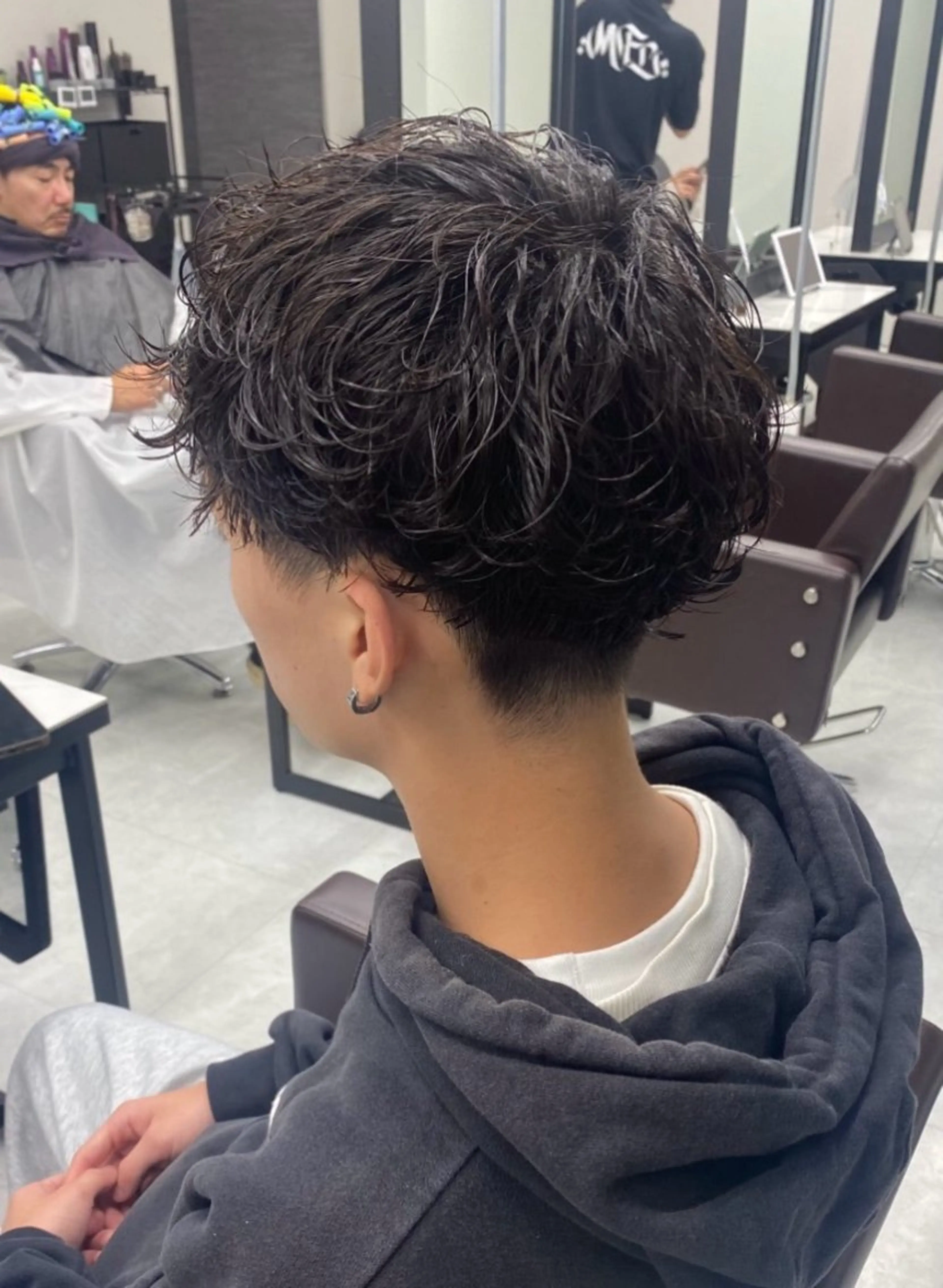 ミディアム パーマ メンズ 艶髪/メンズウルフ/ 毛流れ/AOTOのヘアスタイル