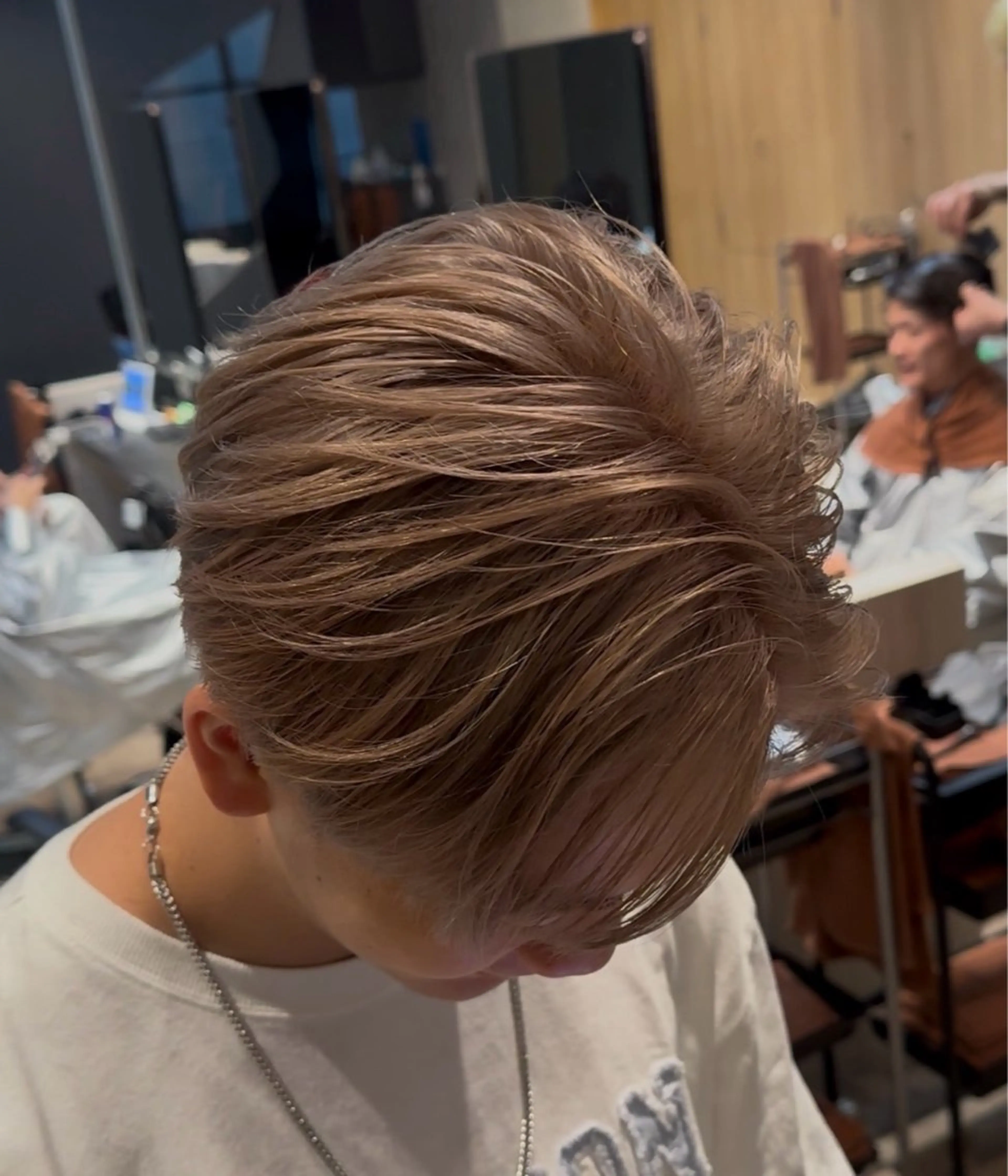 ミディアム カラー メンズ センターパート メンズ韓国風 ブラウンカラー 韓国風ヘア men's salon Gaudi三宮店所属・メンズ特化🔥韓国風 ハイトーン/愛須のヘアスタイル