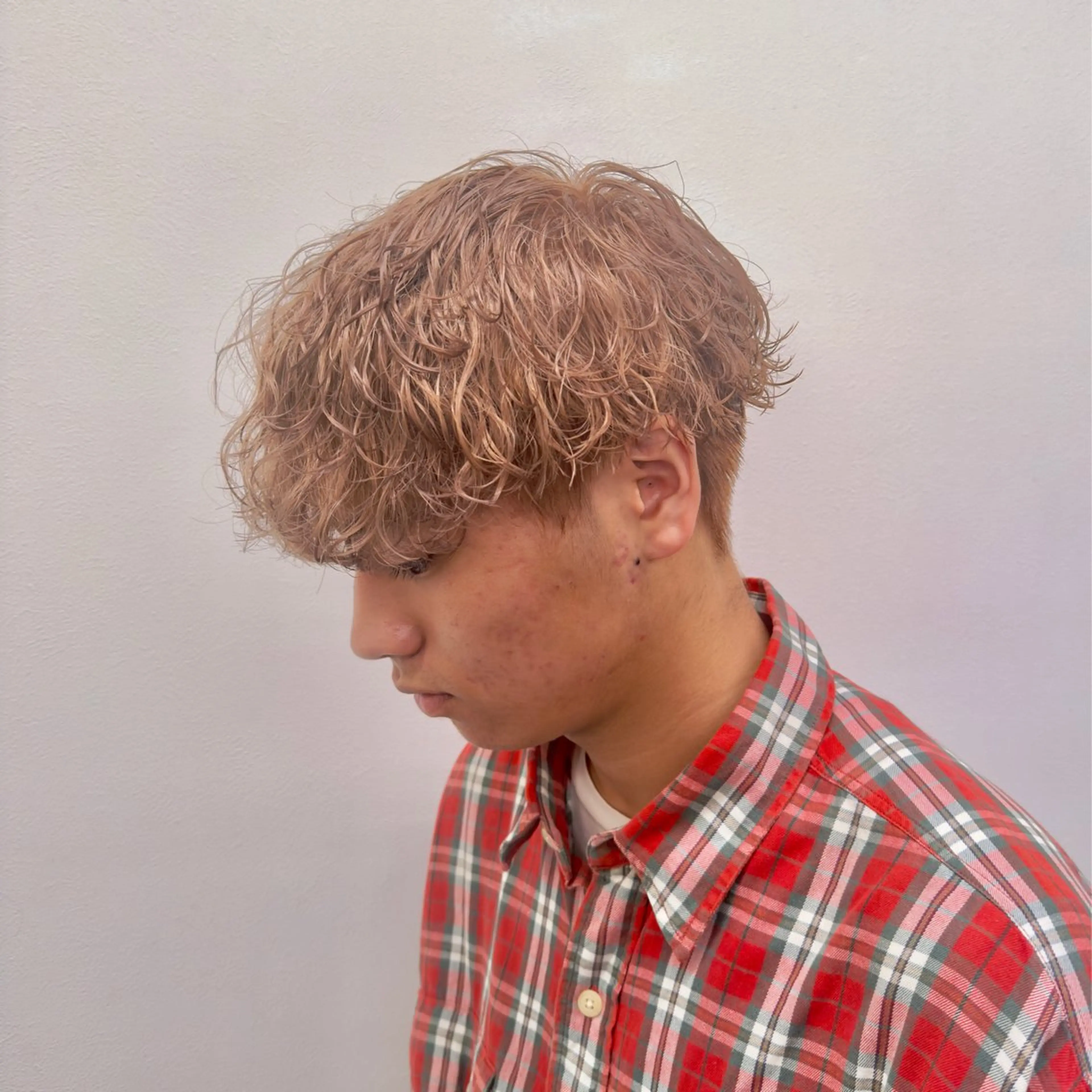 ミディアム カラー パーマ ヘアアレンジ メンズ ミディアムパーマ メンズブリーチ メンズハイトーン メンズパーマ 波巻きパーマ 顔まわりカット の達人のヘアスタイル