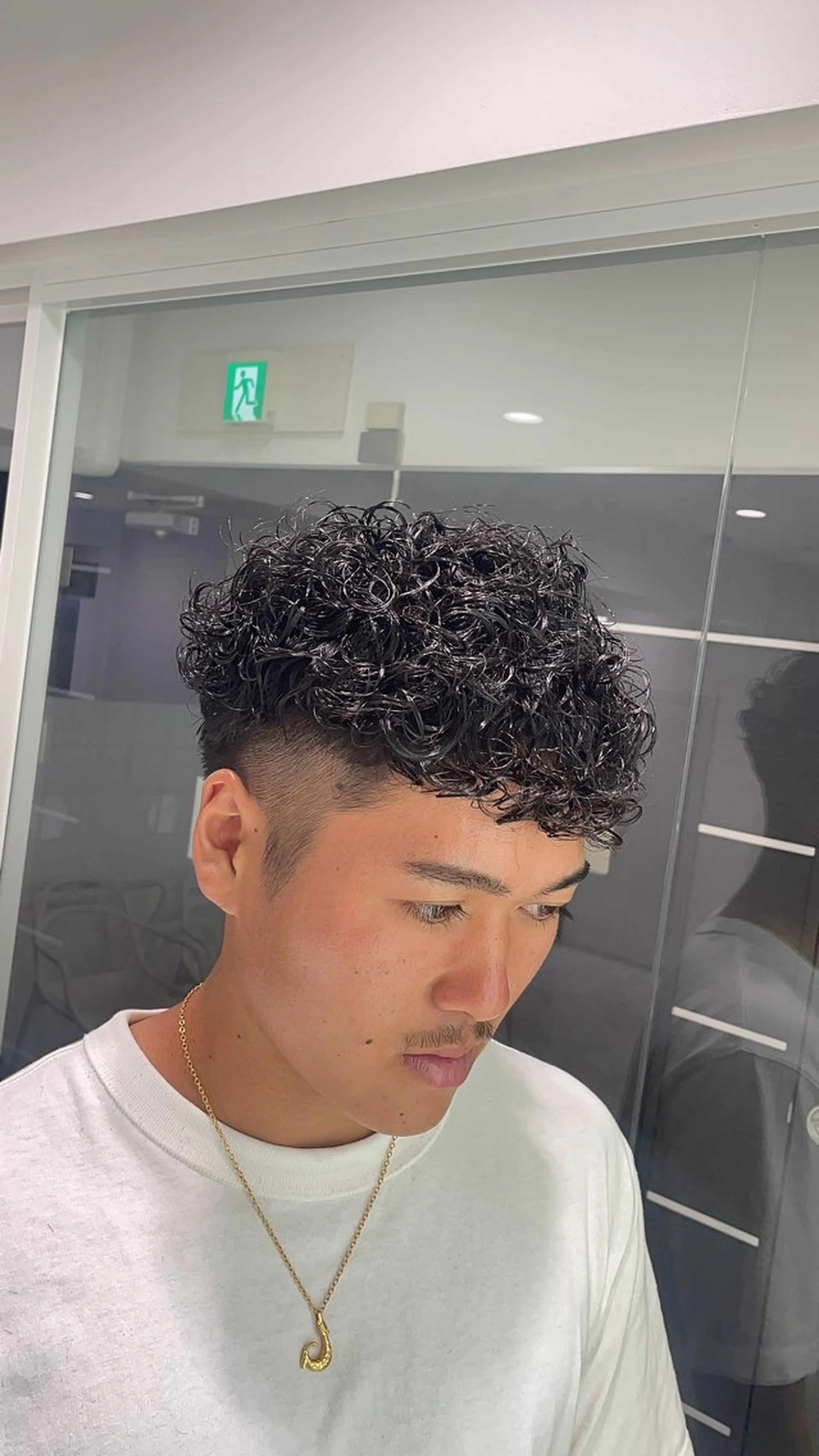 セミロング パーマ ヘアアレンジ メンズ メンズパーマ プードルパーマ セミロングパーマ プードルパーマ 顔まわりカット の達人のヘアスタイル