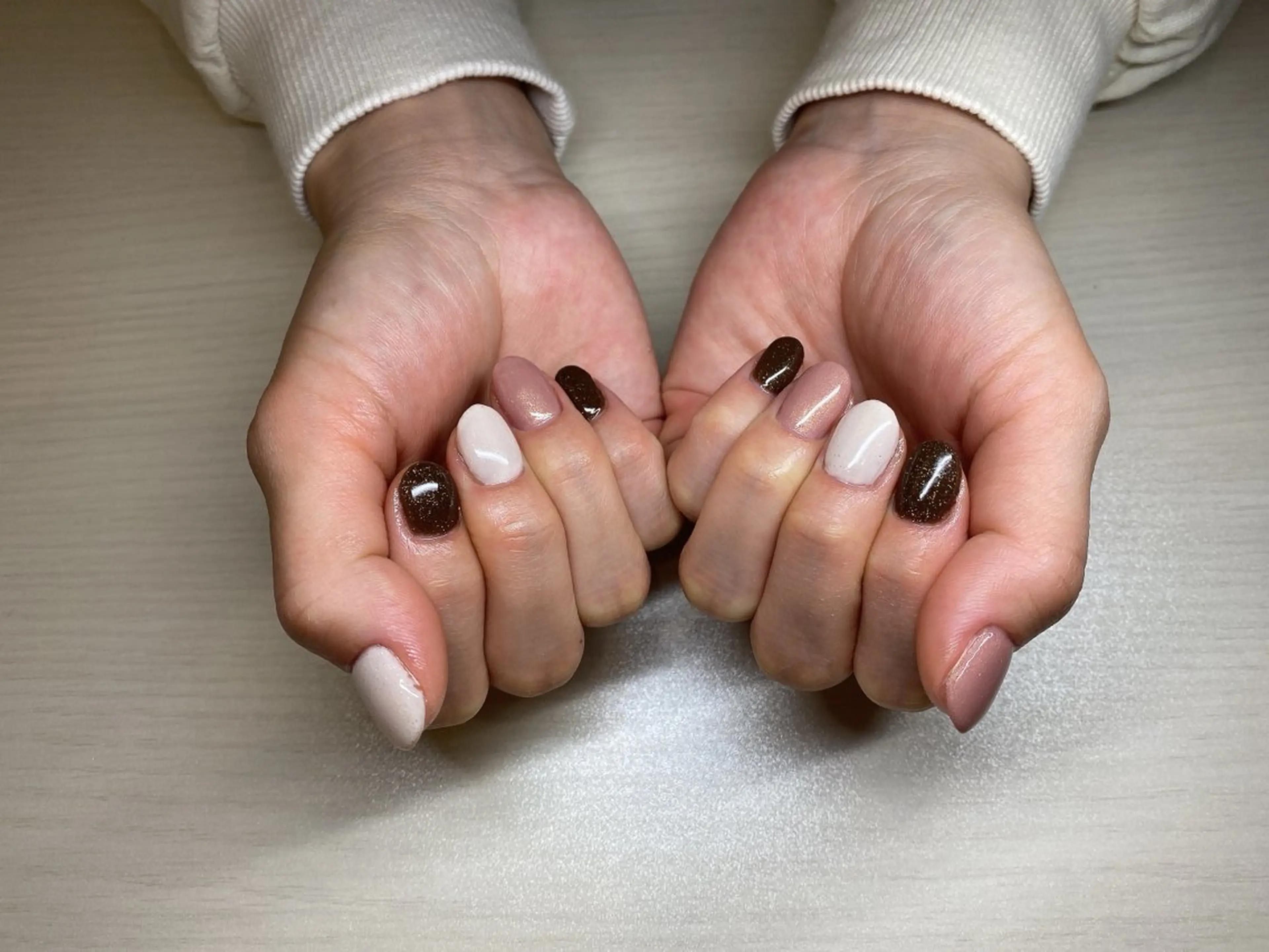 ネイル ブラウン ラメ(グリッター) ワンカラーネイル ピンク ホワイト 齋藤 優花のネイルデザイン